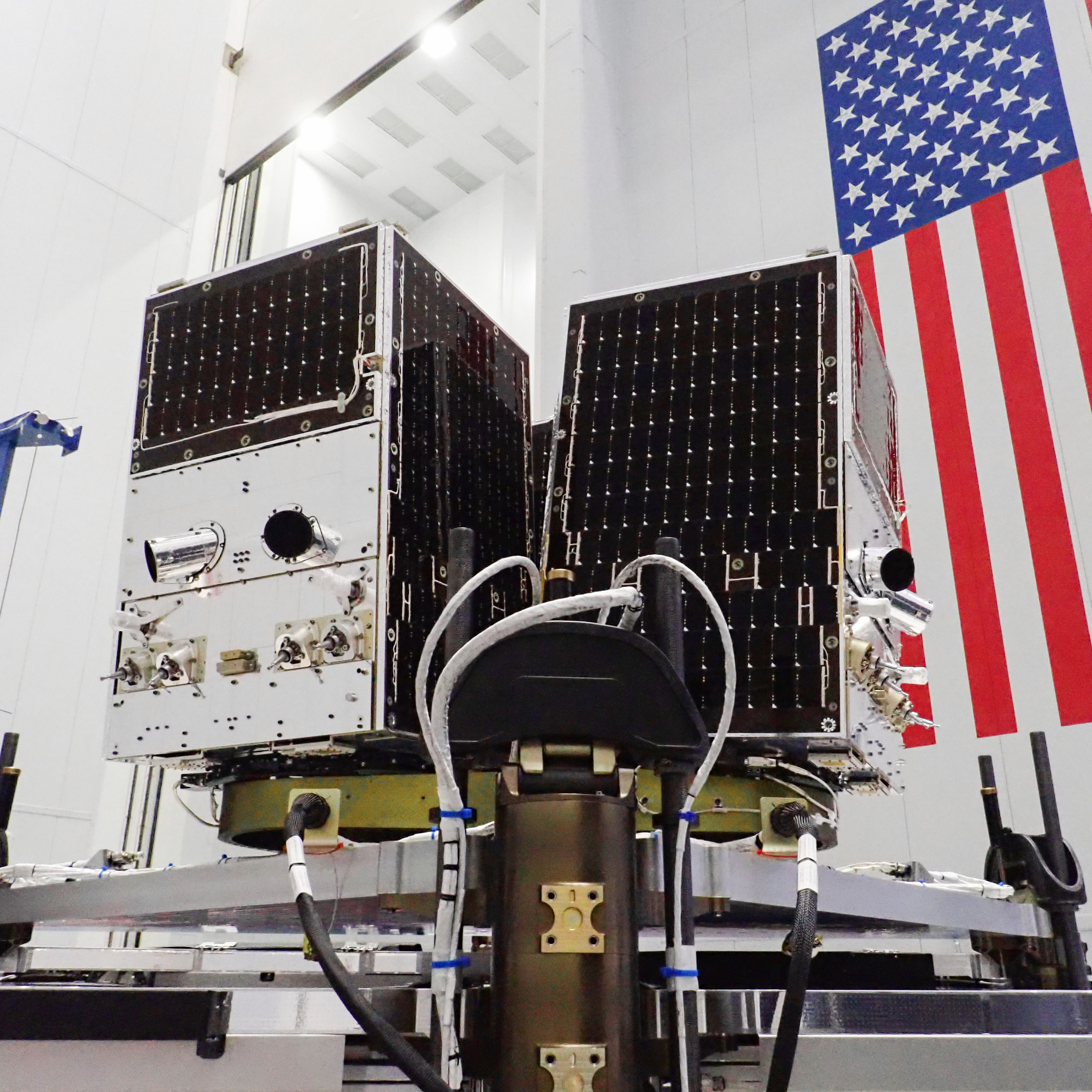 Satelity Planet SkySat zamontowane na adapterze podczas przygotowań do lotu (Źródło: SpaceX)