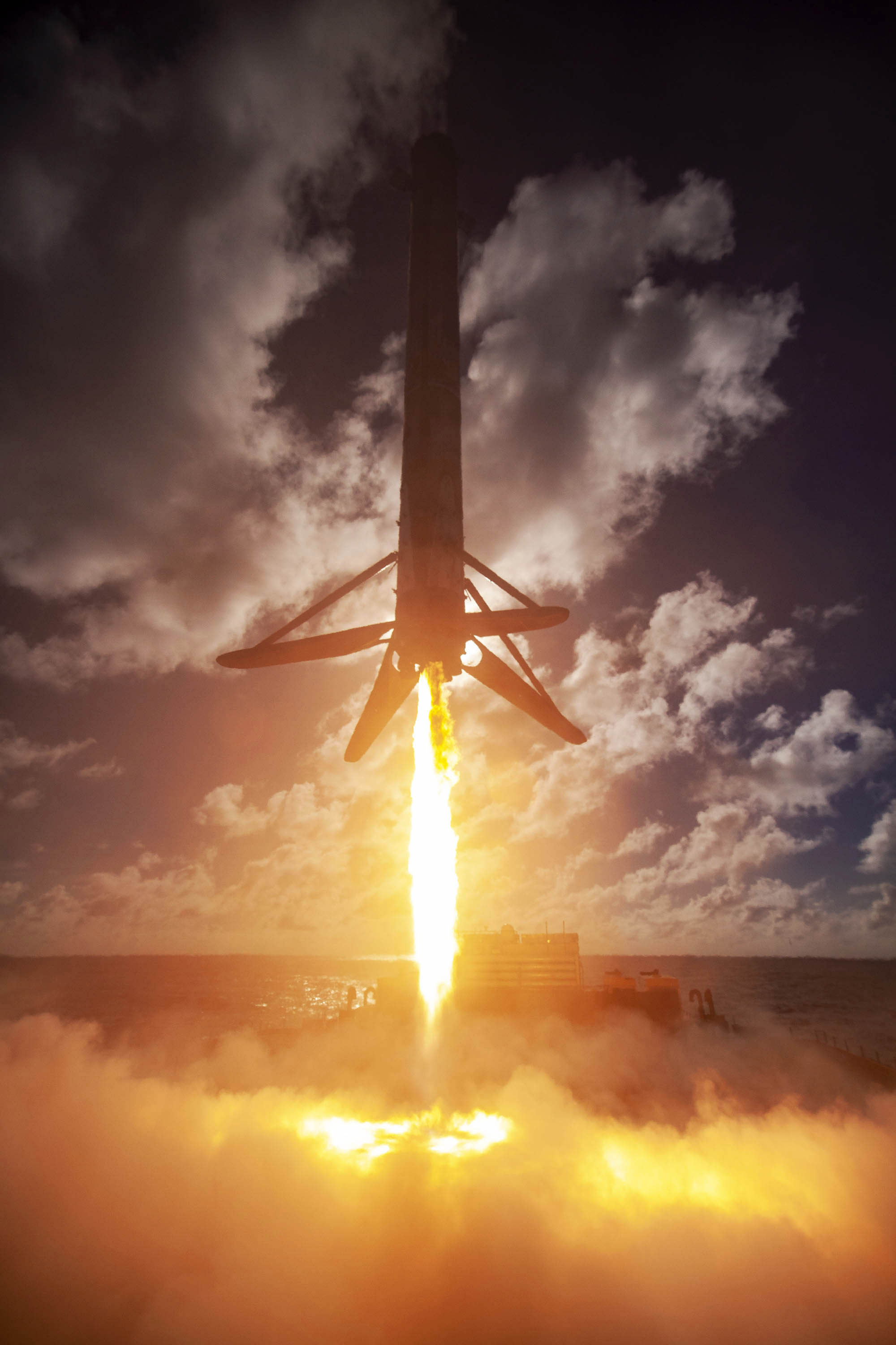 Lądowanie pierwszego stopnia Falcona 9 po misji ANASIS-II (Źródło: SpaceX)