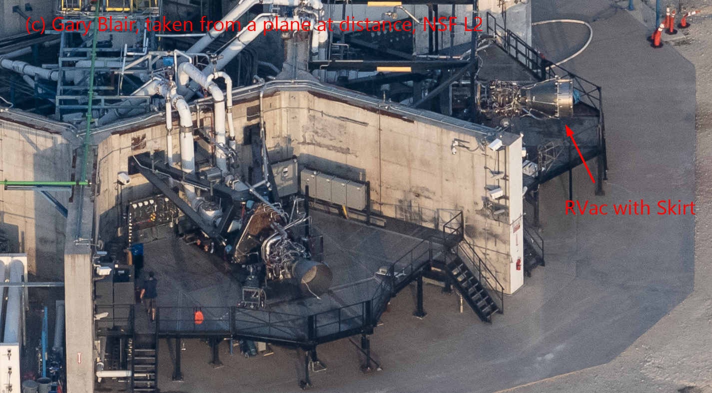 Dwa silniki Raptor w ośrodku SpaceX w McGregor w Teksasie, w tym jeden z wydłużoną dyszą (Źródło: Gary Blair dla NSF L2, NASASpaceFlight.com)