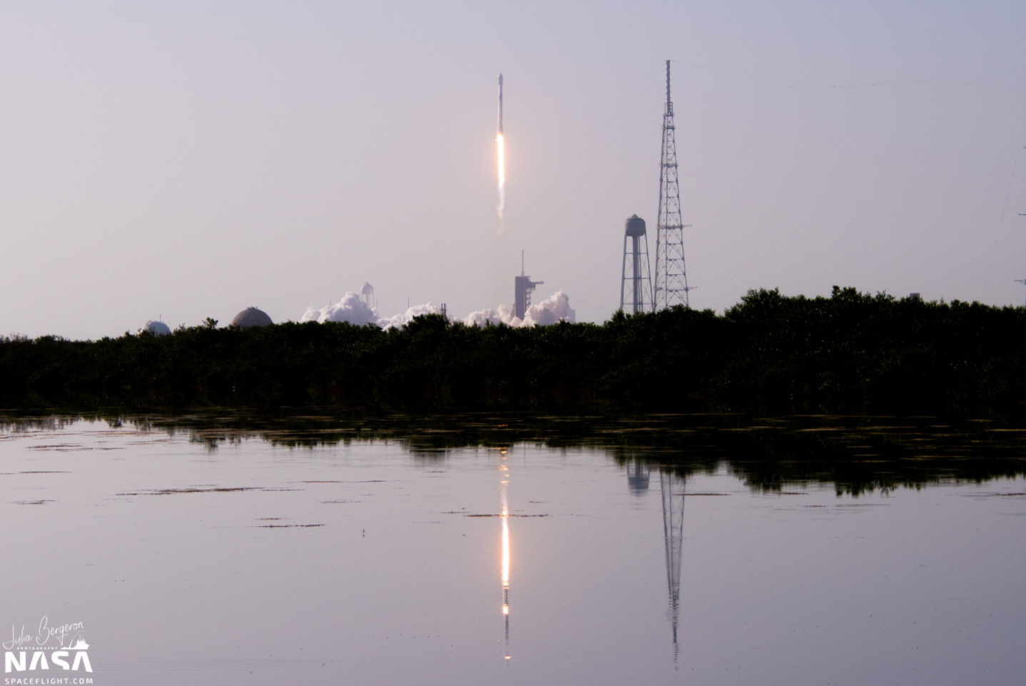 Start rakiety Falcon 9 z misją Starlink-12 (Źródło: Julia Bergeron dla NSF, NASASpaceFlight.com)