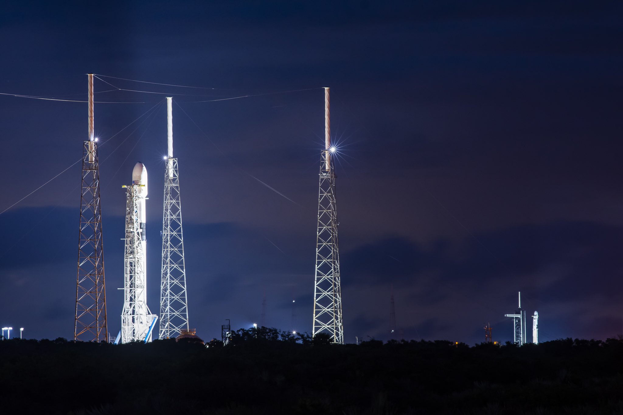 Dwie rakiety Falcon 9 na platformach SLC-40 i LC-39A przed misjami GPS III SV04 i Starlink-13 (Źródło: SpaceX)