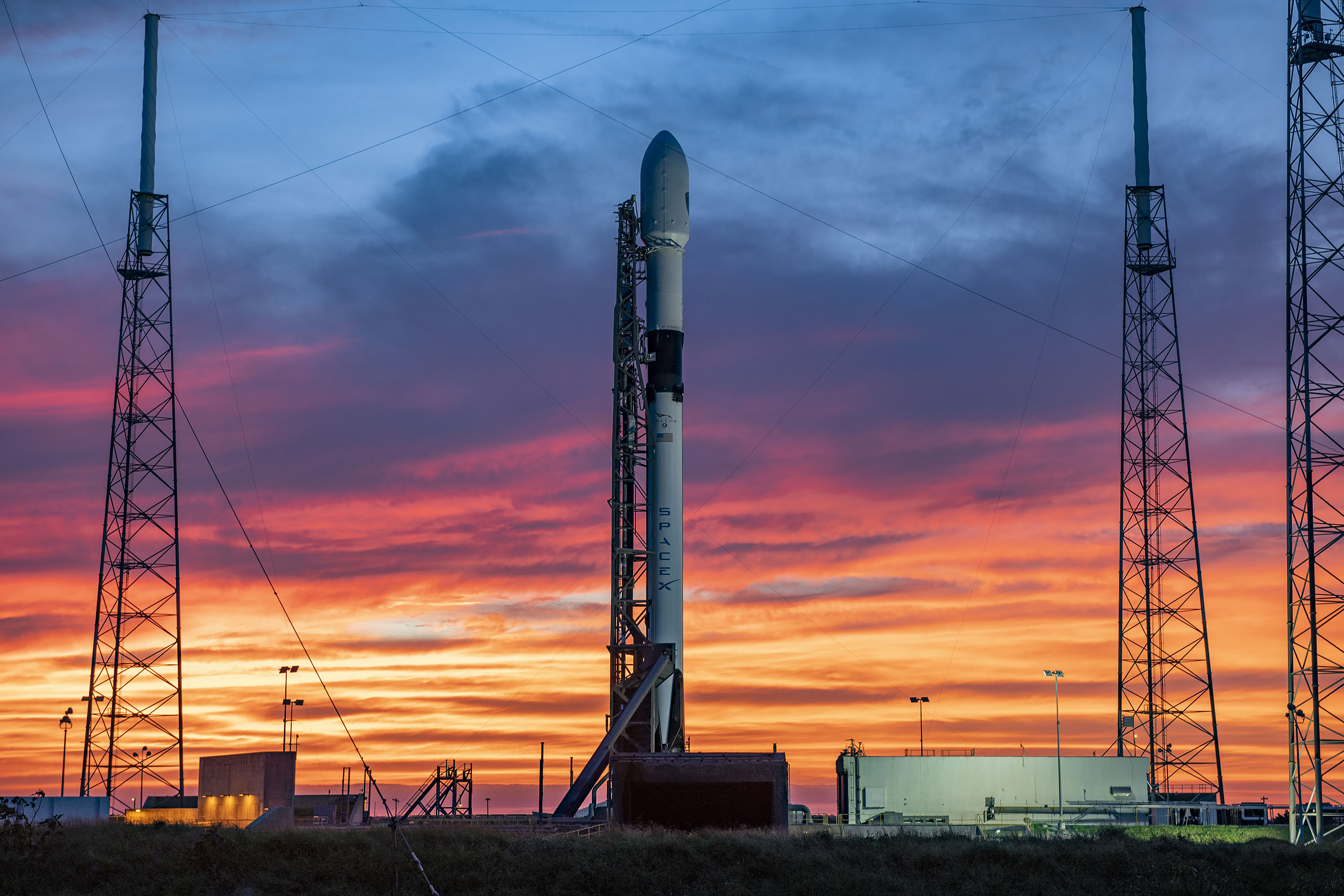 Falcon 9 na platformie startowej SLC-40 z satelitą GPS III SV04 na szczycie (Źródło: SpaceX)