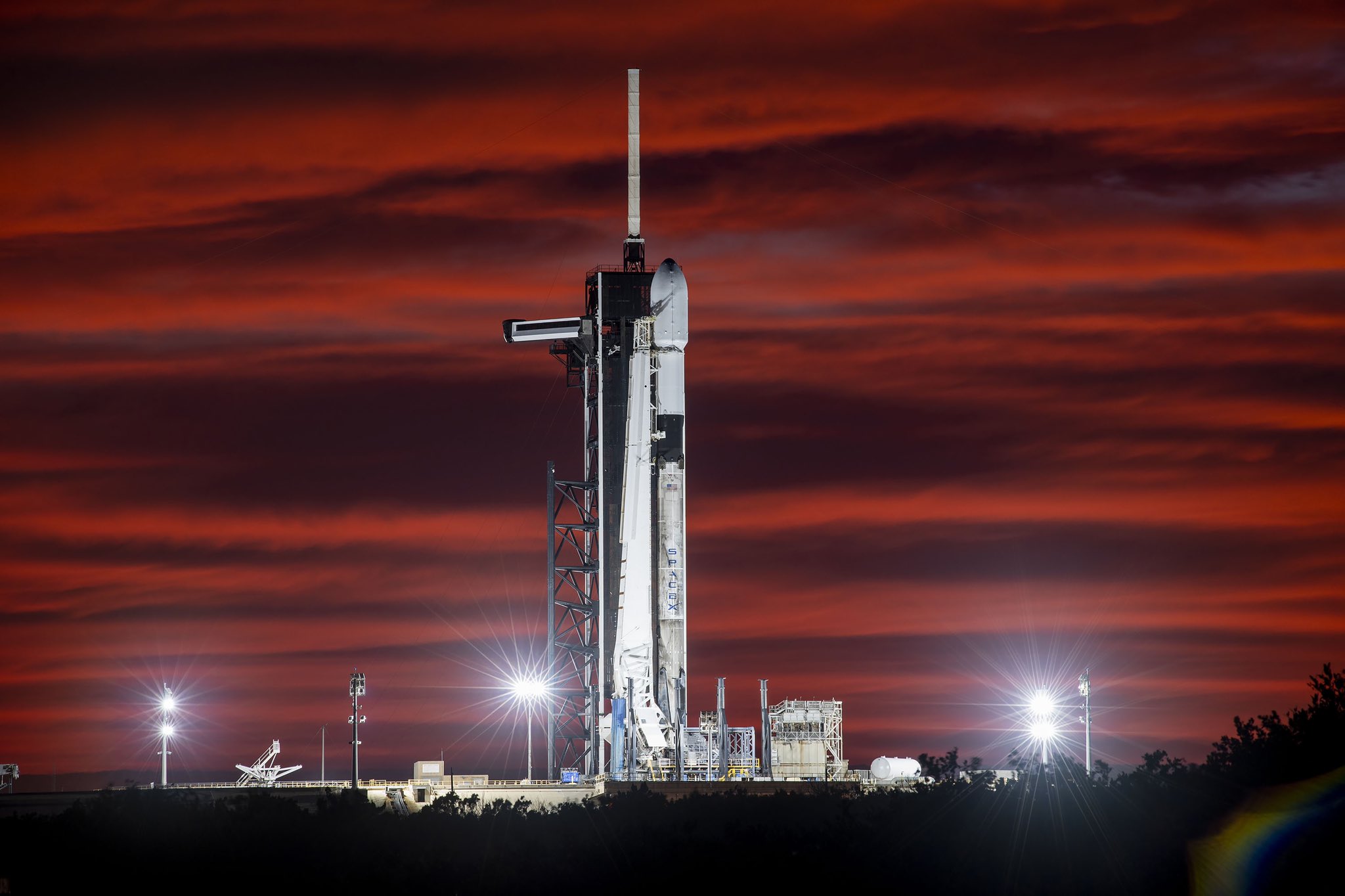 Falcon 9 na platformie startowej LC-39A przed misją Starlink-13 (Źródło: Elon Musk)