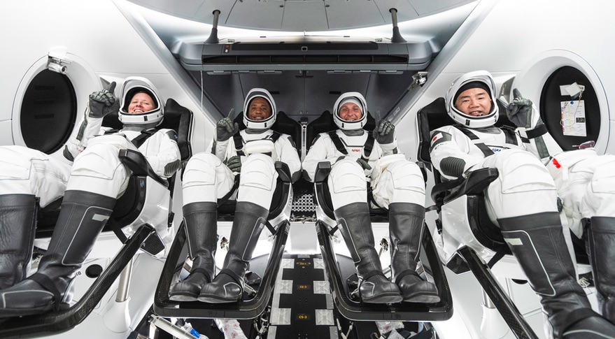 Załoga misji Crew-1 podczas treningu w kapsule Dragon 2; od lewej: Shannon Walker, Victor Glover, Mike Hopkins, Soichi Noguchi (Źródło: SpaceX)