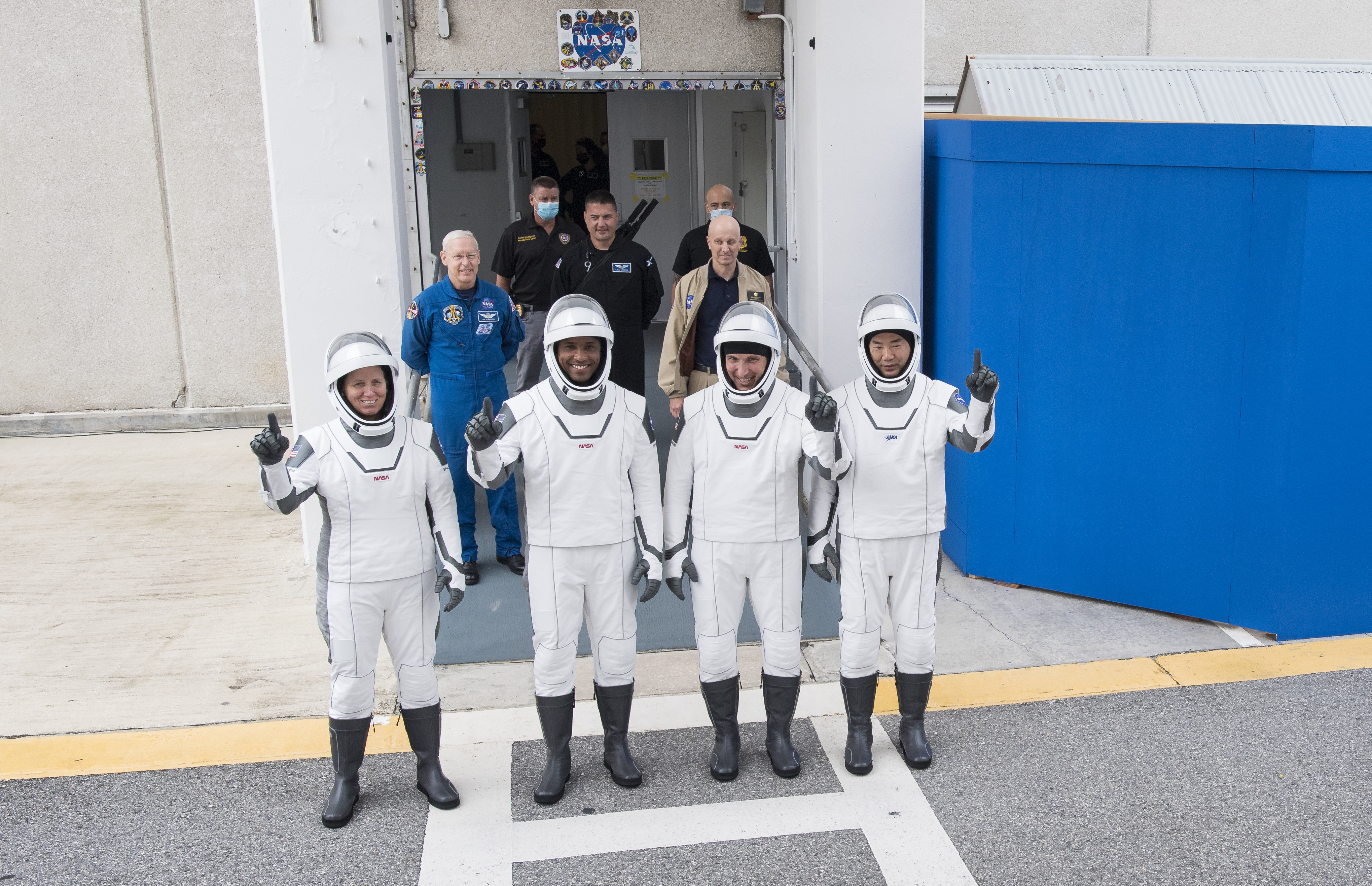 Załoga misji Crew-1 podczas próby generalnej przed startem; od lewej: Shannon Walker, Victor Glover, Michael Hopkins, Soichi Noguchi (Źródło: NASA/Joel Kowsky)