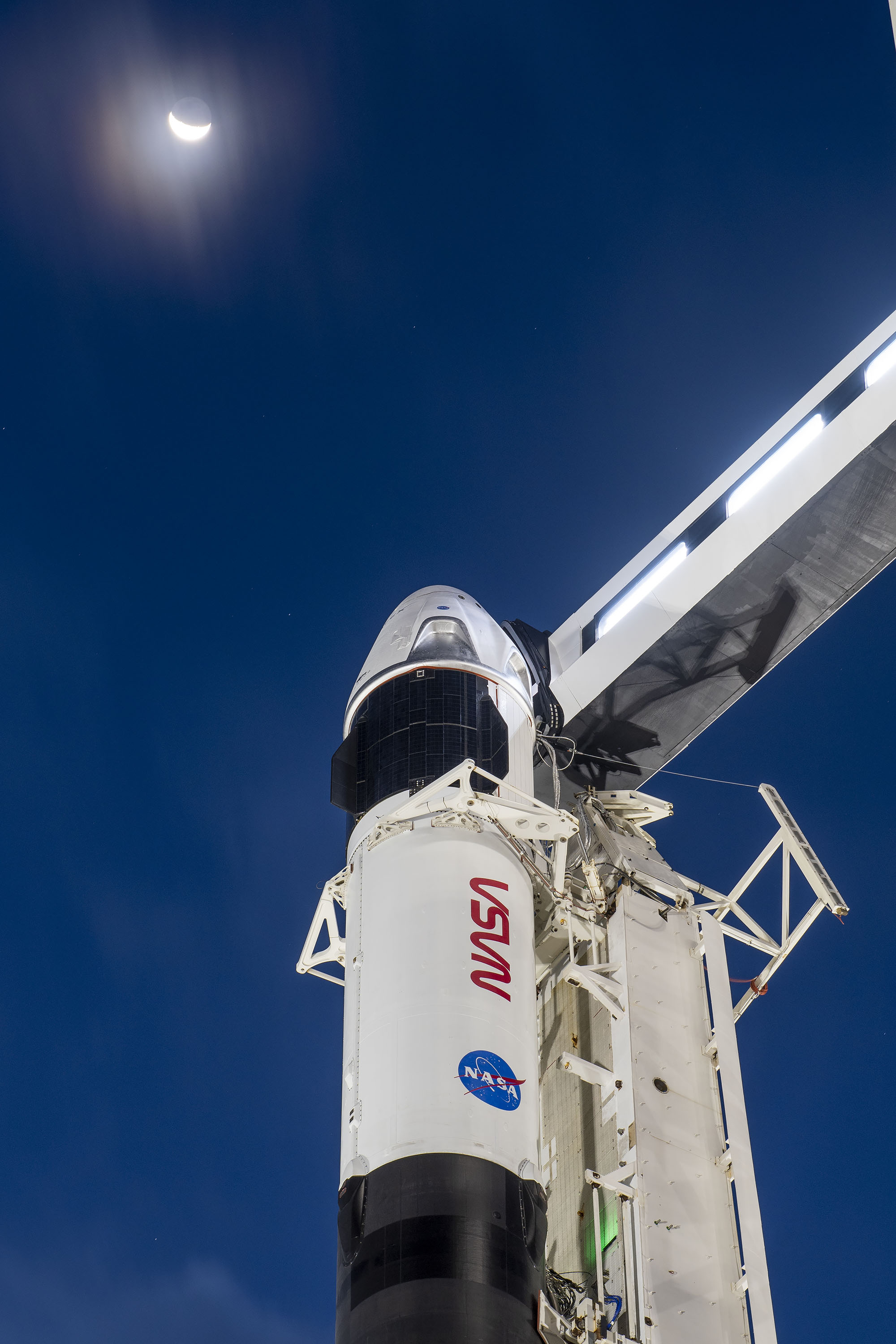Załogowy Dragon i Falcon 9 na platformie LC-39A przed misją Crew-1 (Źródło: SpaceX)
