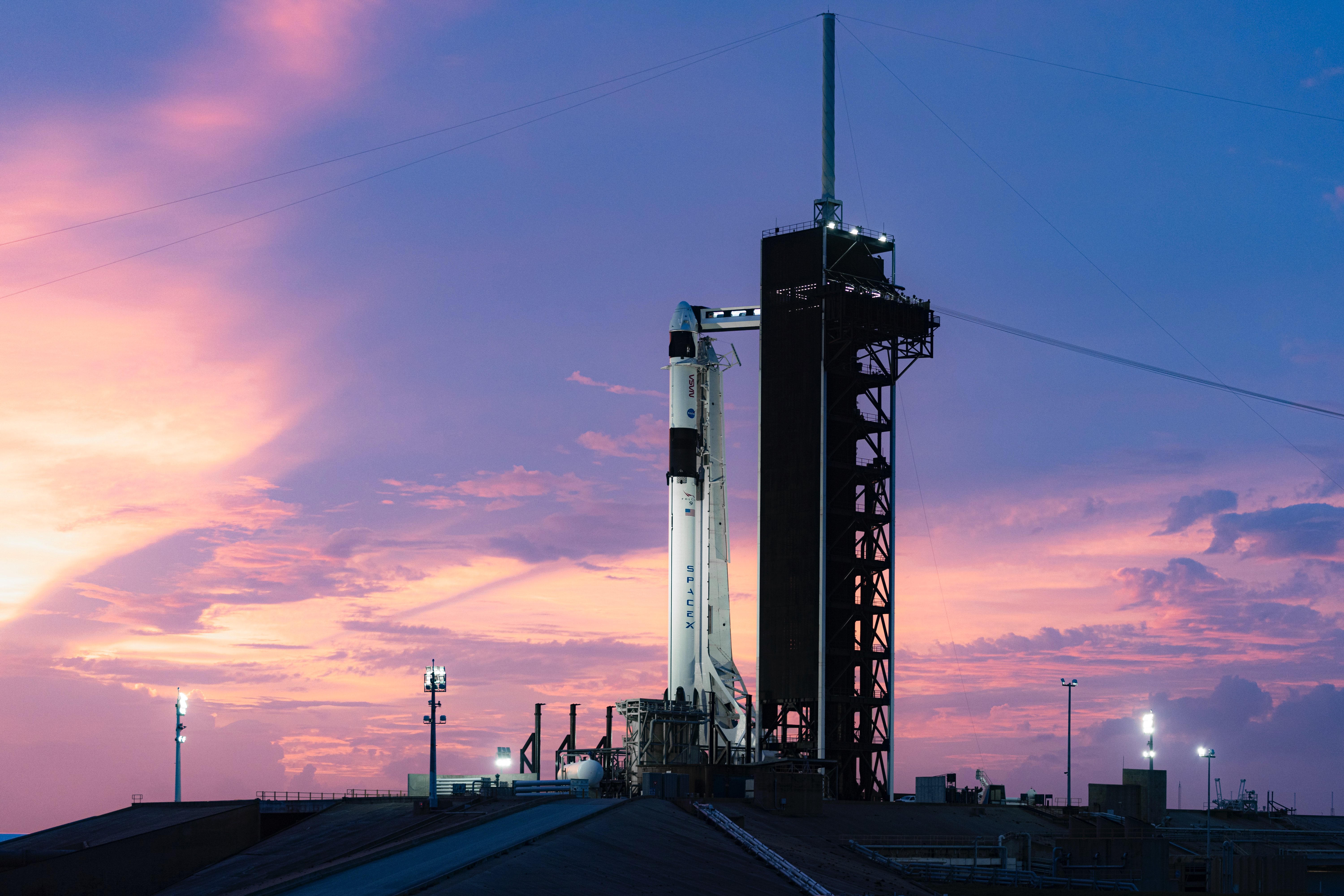 Falcon 9 z kapsułą Dragon 2 na szczycie na platformie startowej LC-39A przed misją Crew-1 (Źródło: Elon Musk)