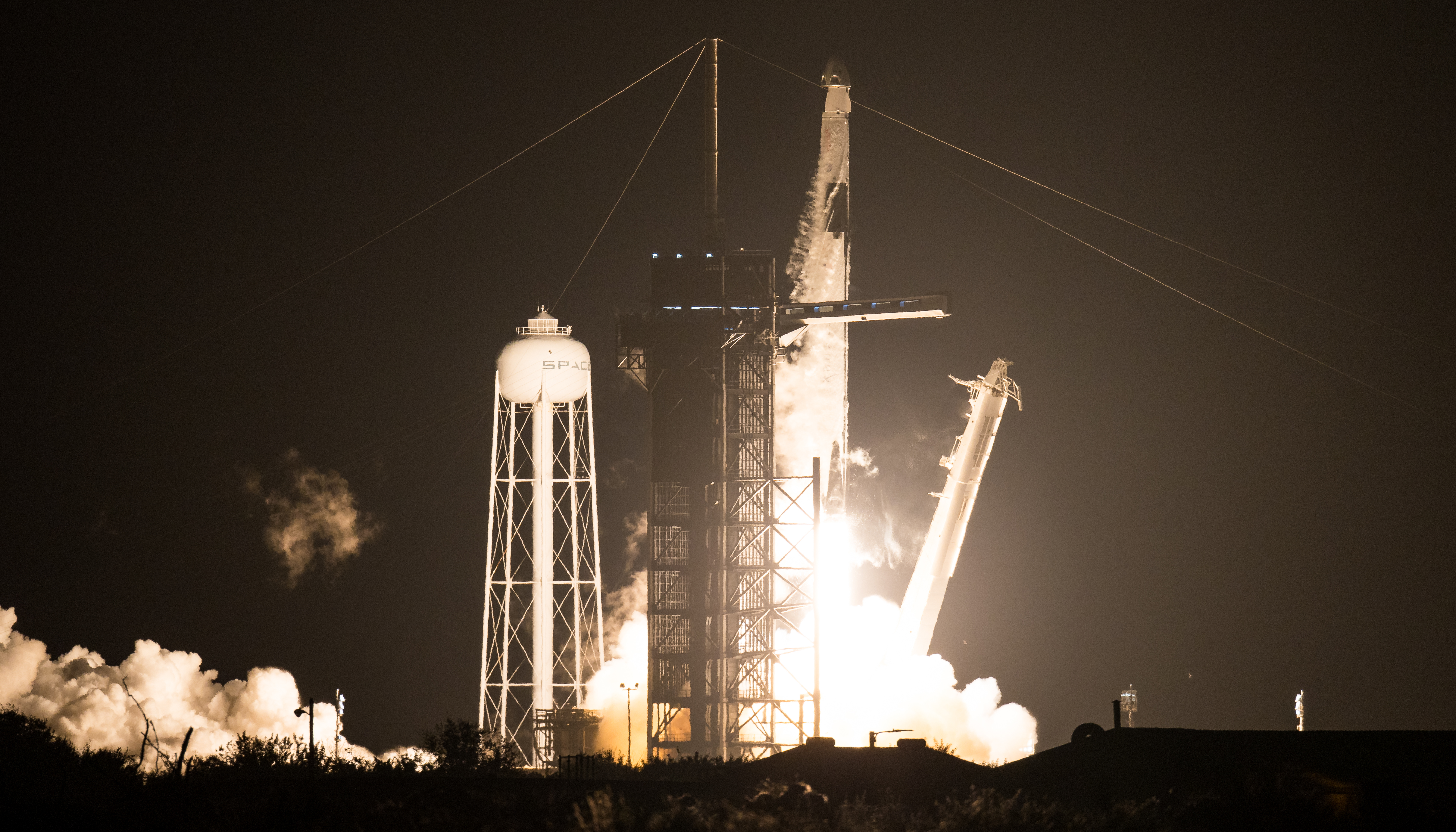 Start rakiety Falcon 9 z misją Crew-1 (Źródło: NASA/Joel Kowsky)
