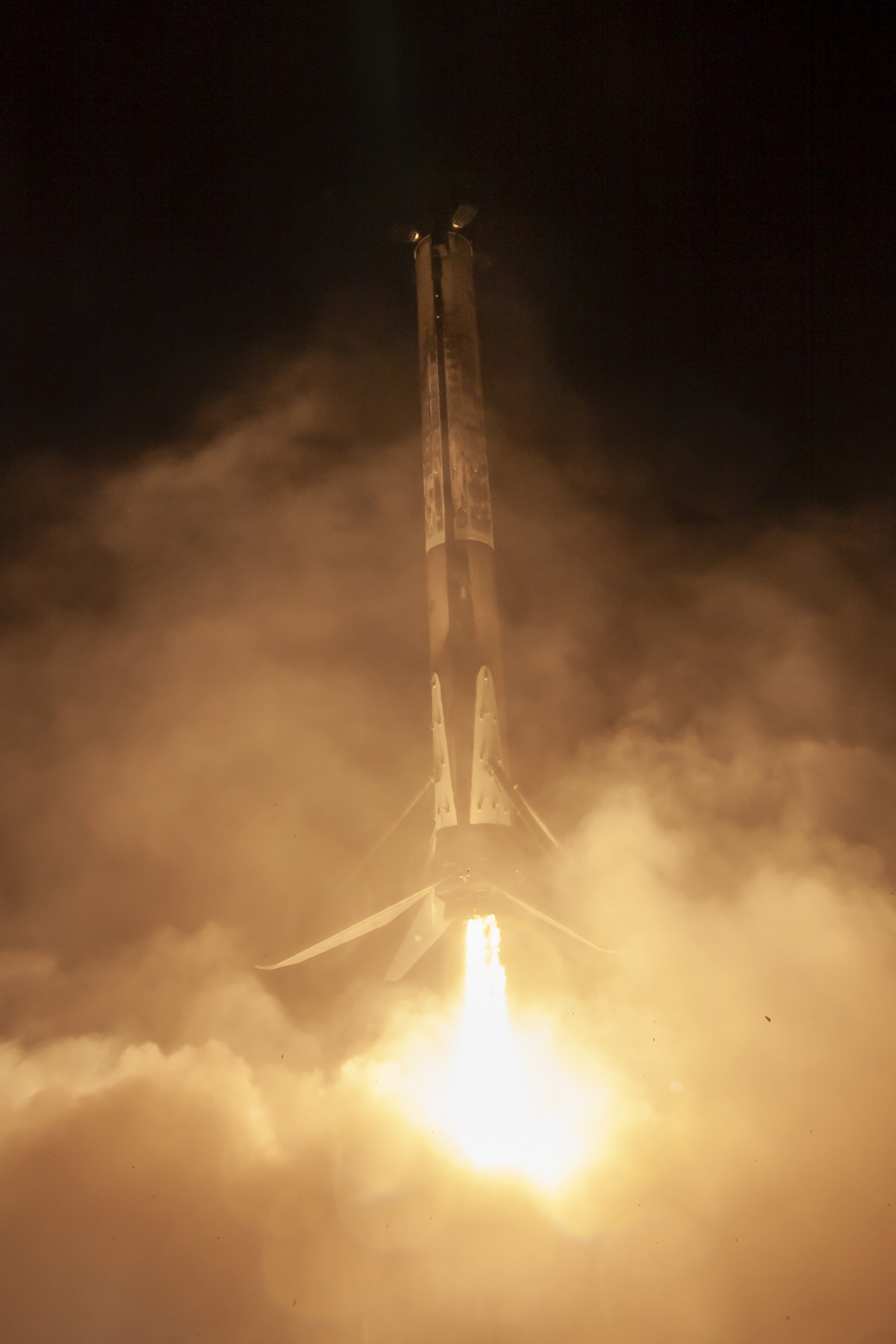 Lądowanie pierwszego stopnia rakiety Falcon 9 w ramach misji GPS III SV04 (Źródło: SpaceX)