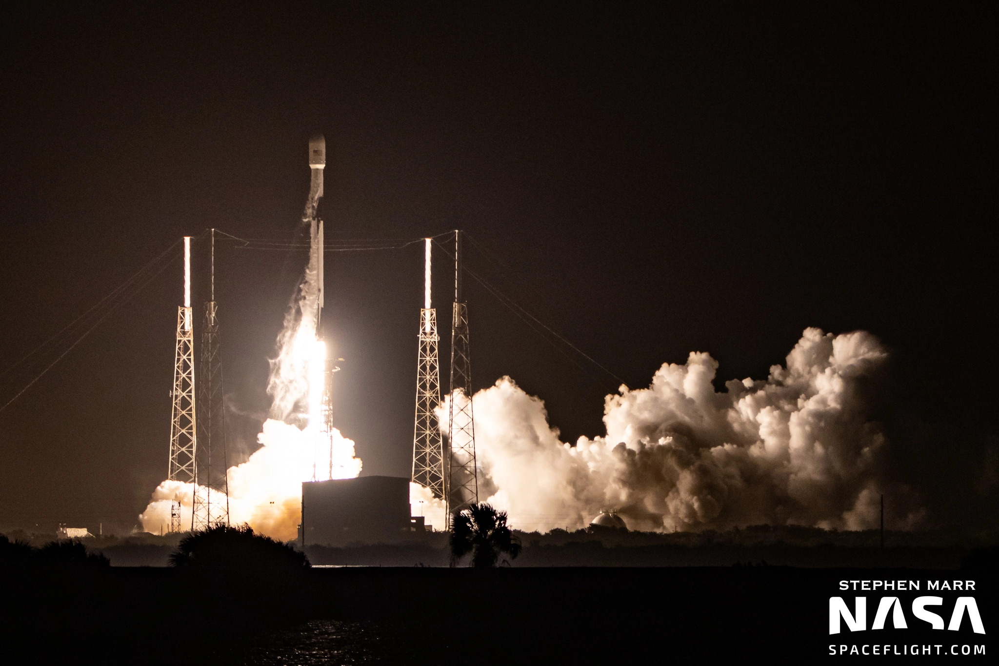 Start rakiety Falcon 9 z misją GPS III SV04 (Źródło: Stephen Marr dla NSF/L2, NASASpaceFlight.com)