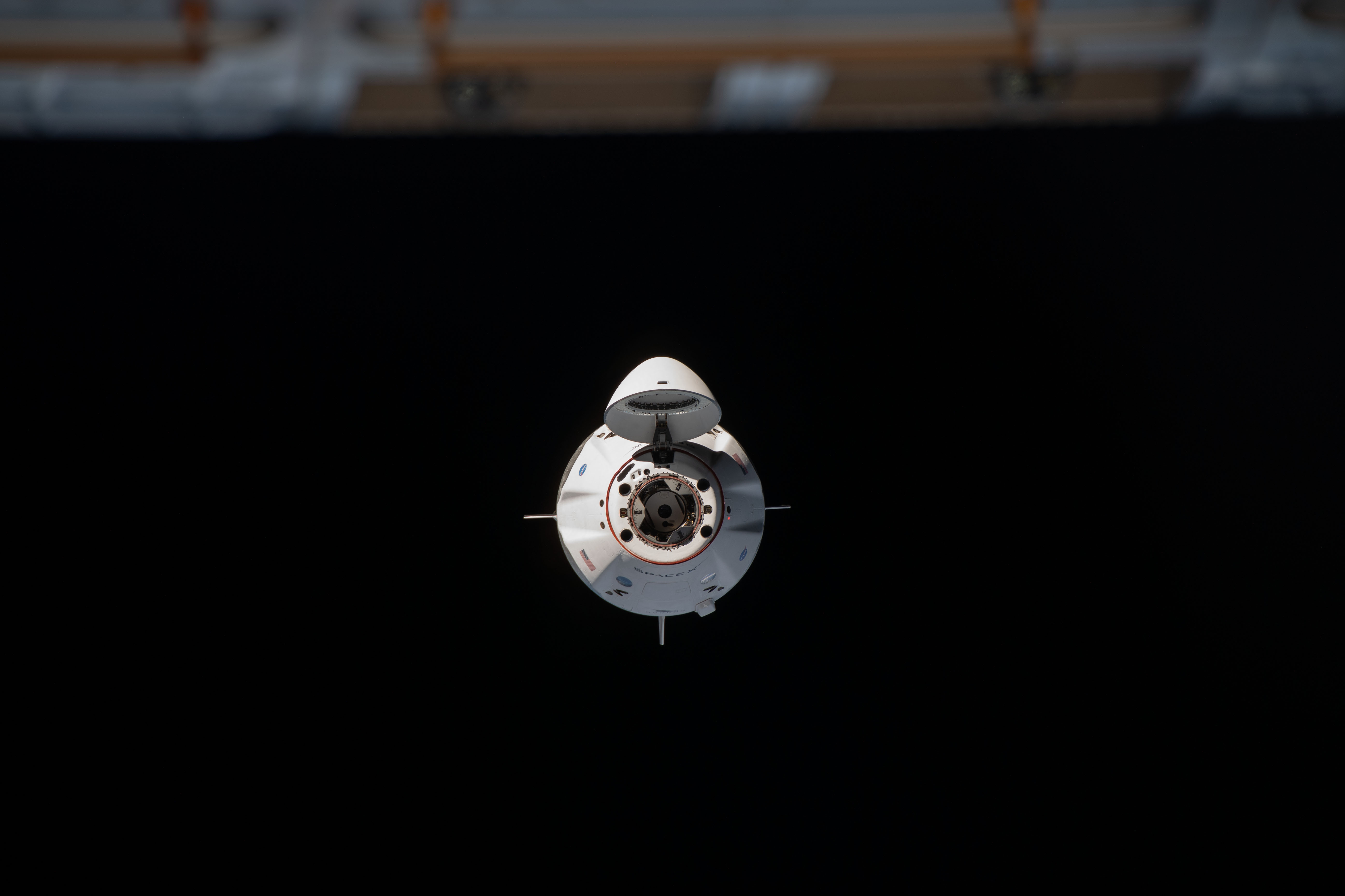 Załogowy Dragon 2 przed dokowaniem do ISS w ramach misji Crew-1 (Źródło: NASA Johnson)