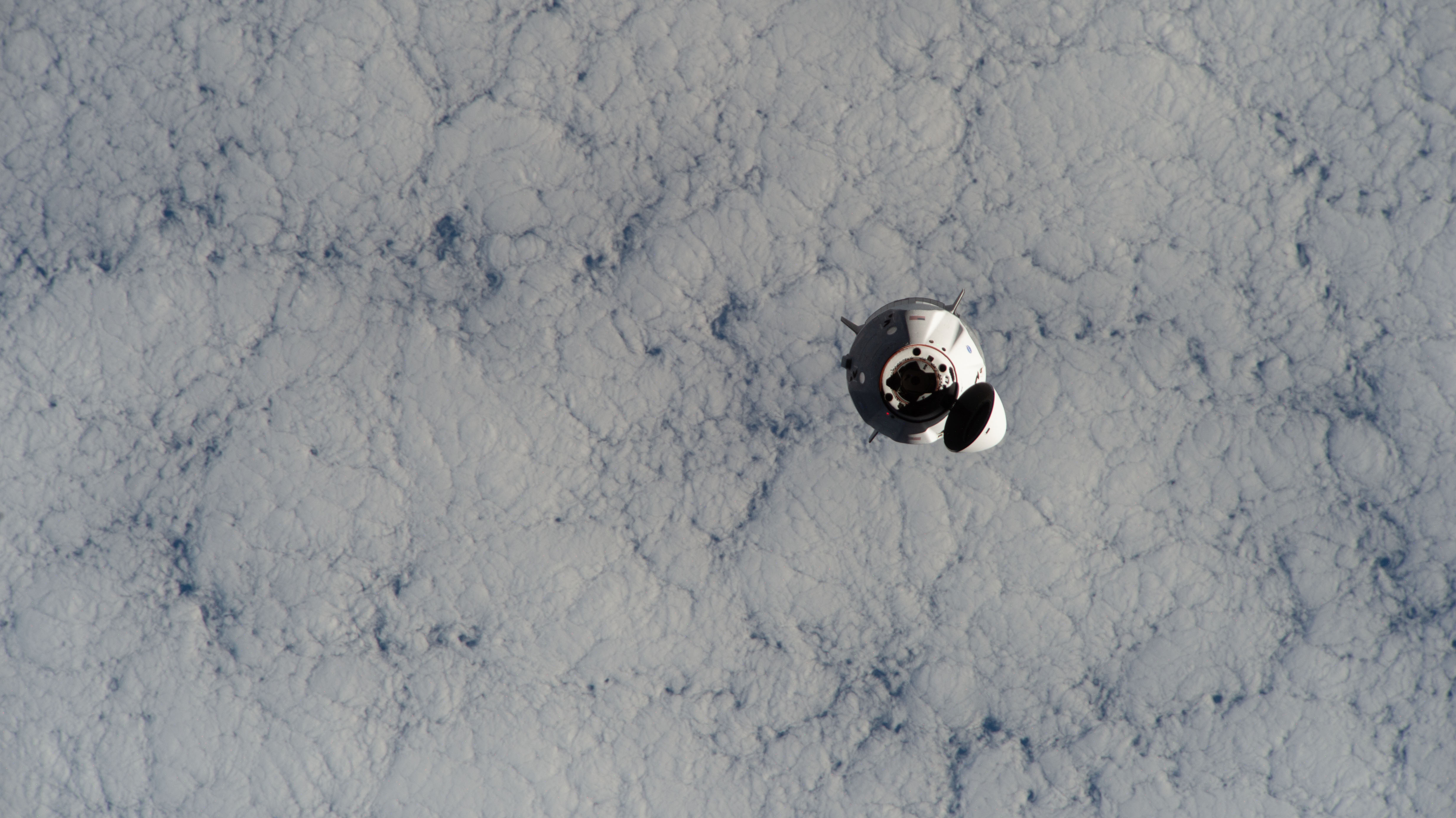 Dragon 2 podczas zbliżania się do ISS w ramach misji Crew-1 (Źródło: NASA)