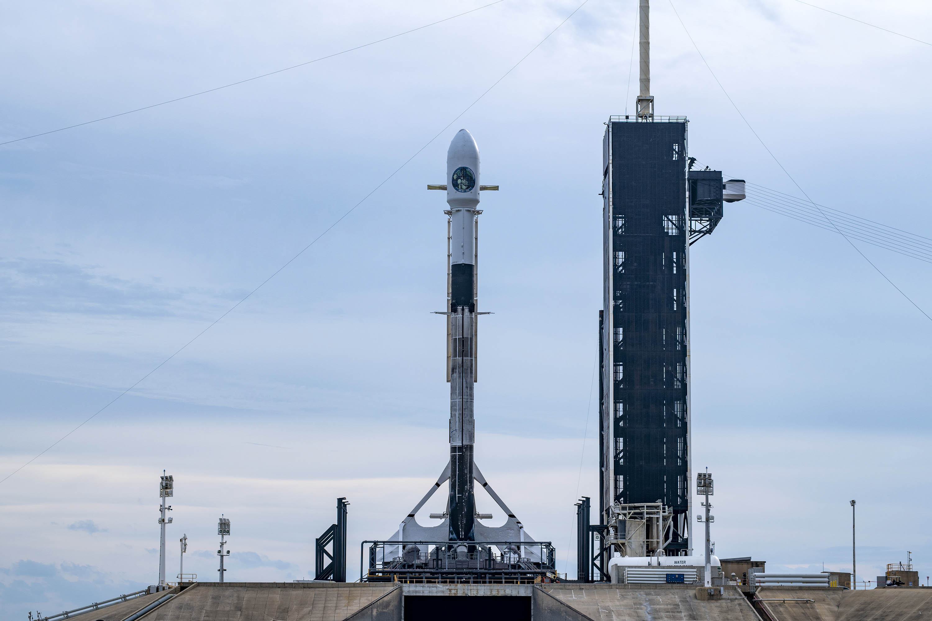 Falcon 9 na platformie startowej LC-39A przed misją NROL-108 (Źródło: SpaceX)
