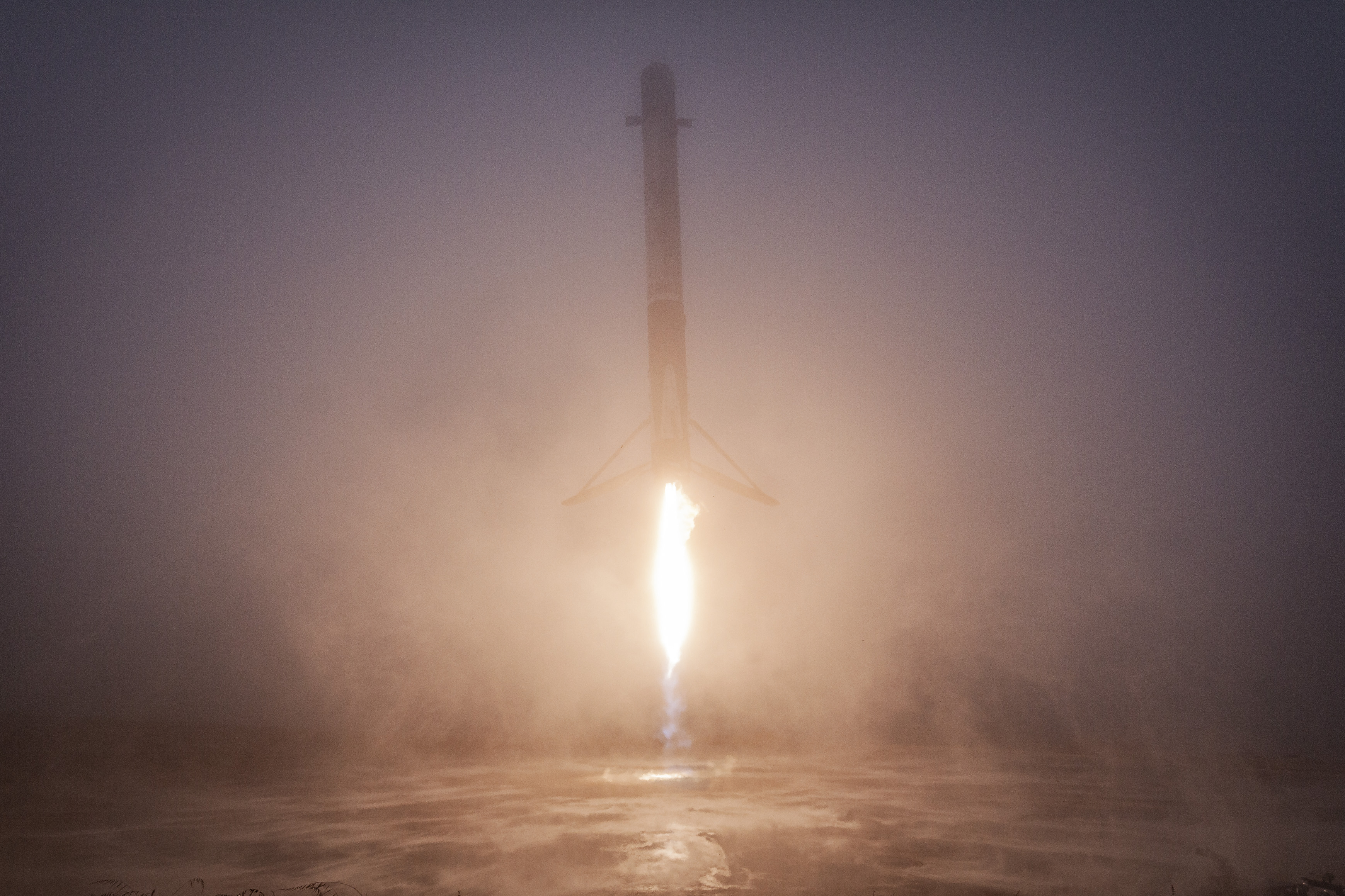Lądowanie pierwszego stopnia rakiety Falcon 9 w ramach misji RADARSAT Constellation Mission (Źródło: SpaceX)