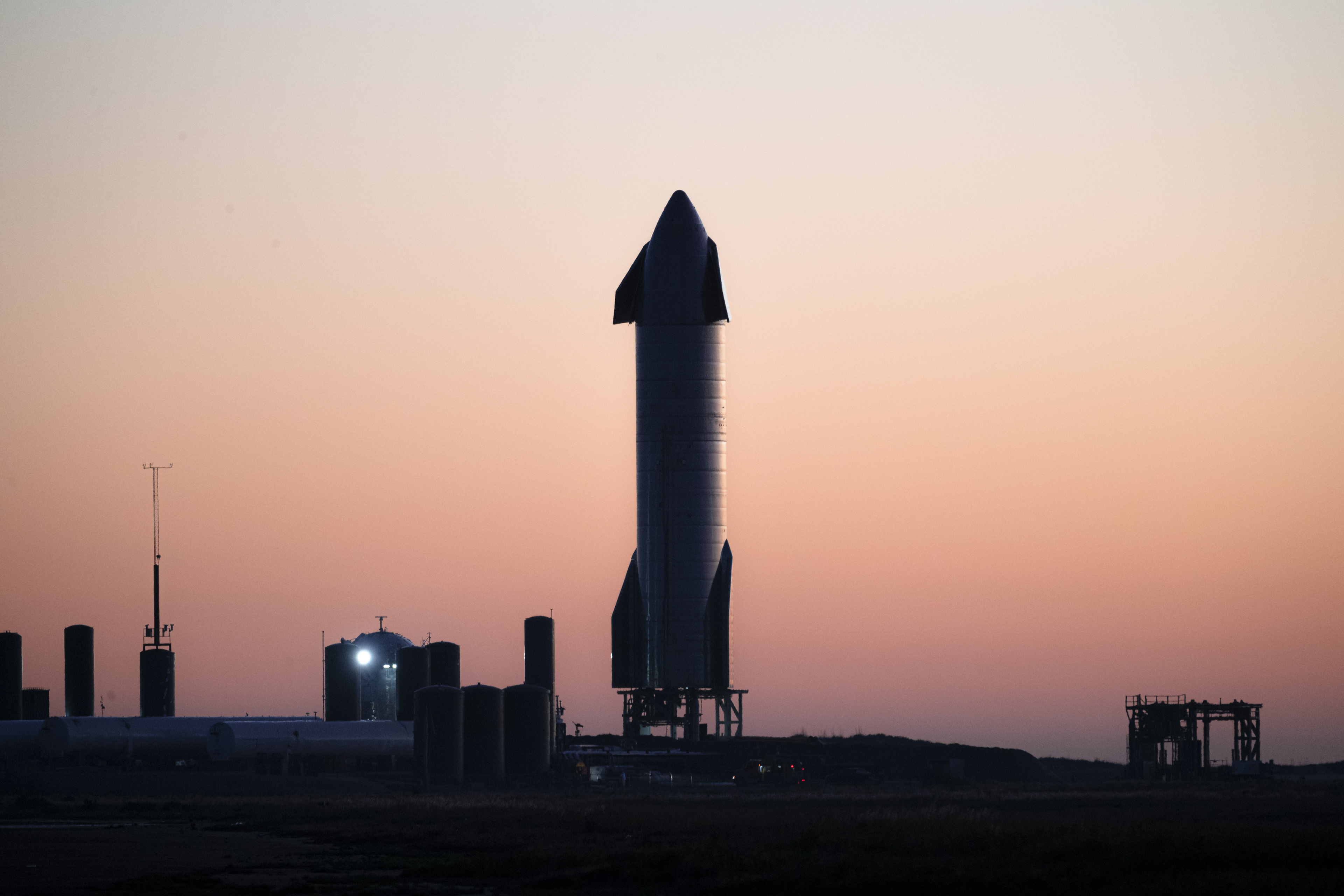 Starship SN8 na platformie startowej (Źródło: SpaceX)