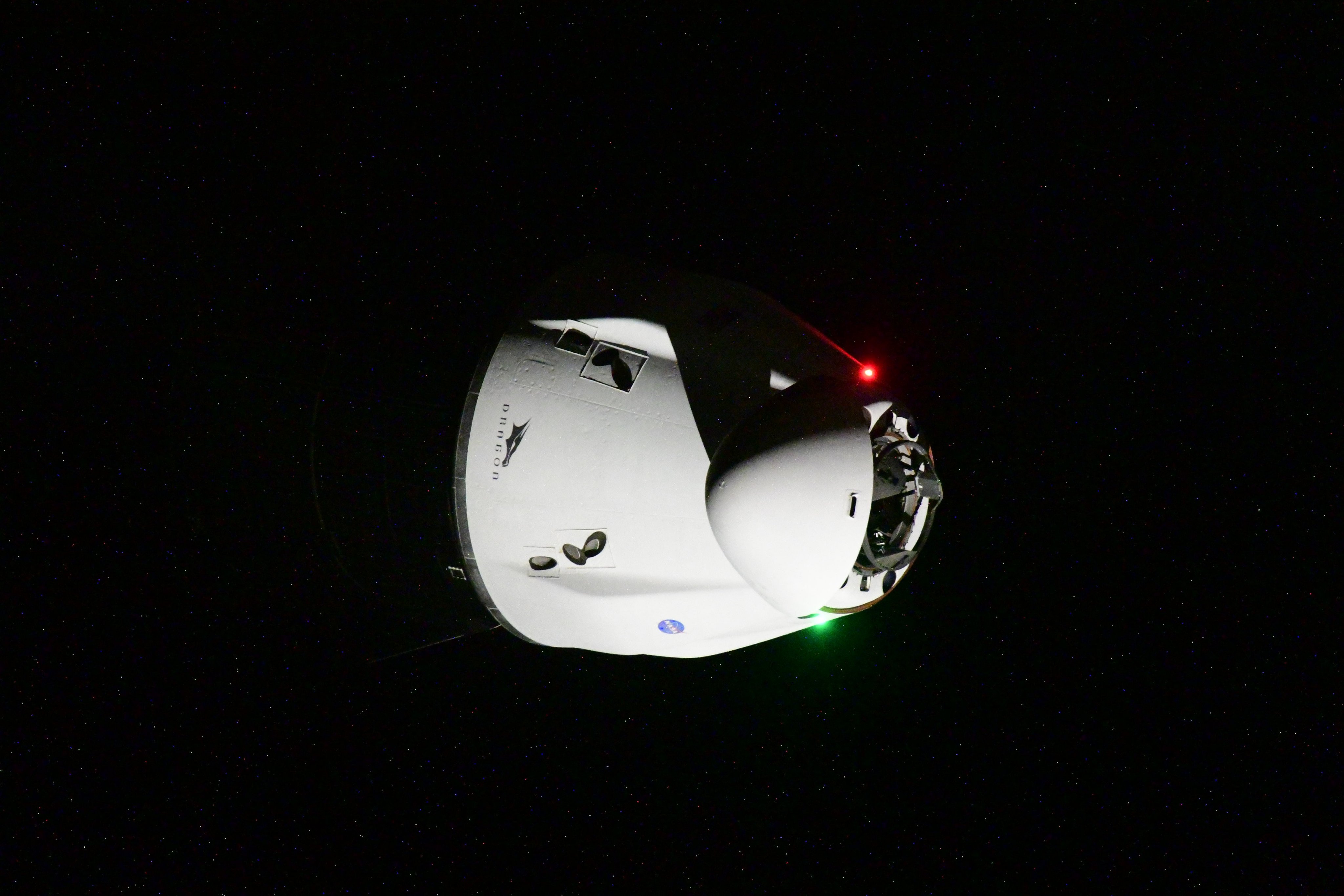 Pierwszy towarowy Dragon 2 podczas zbliżania się do ISS przed dokowaniem (Źródło: Siergiej Kud-Swierczkow)