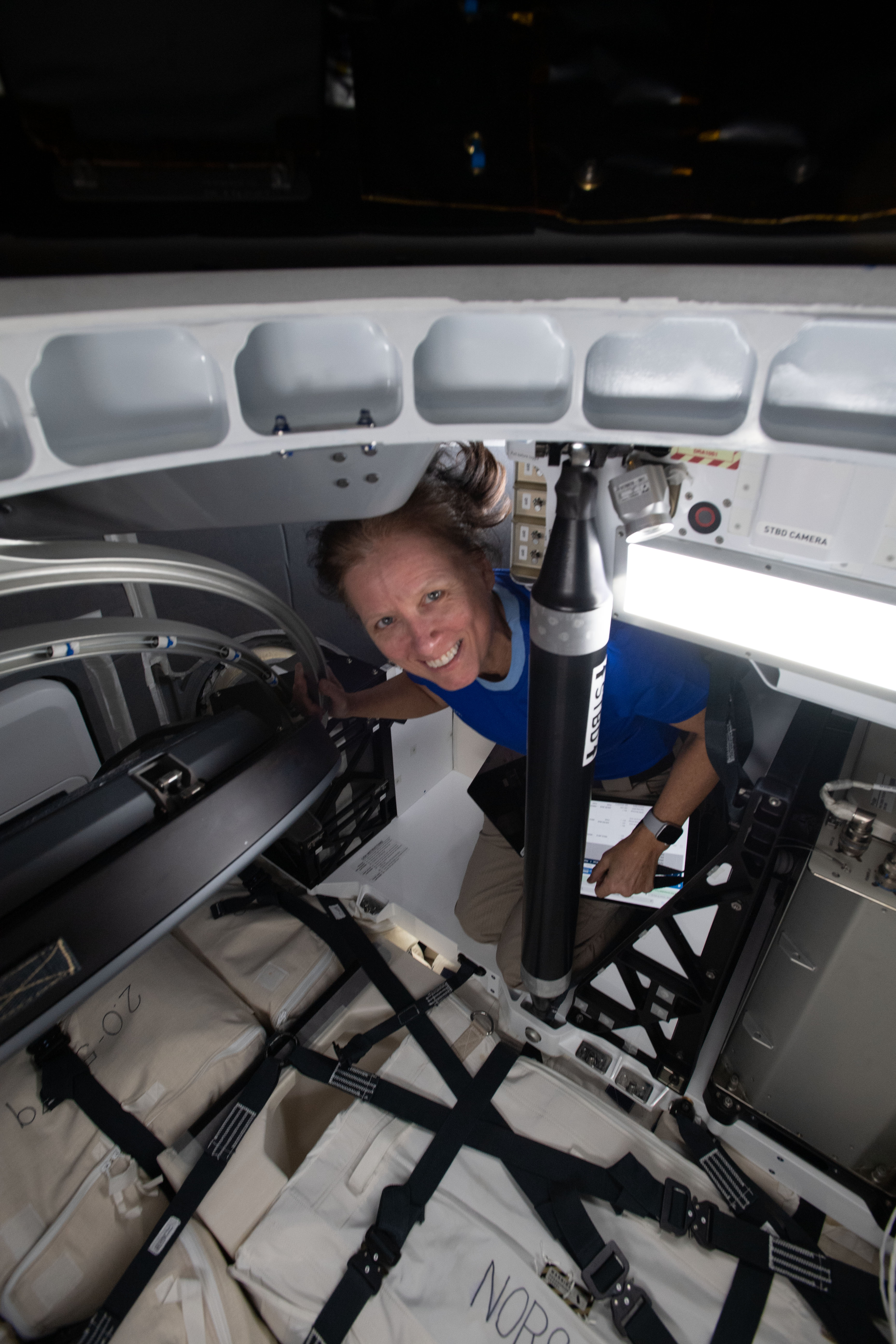 Astronautka Shannon Walker podczas załadunku towarowej kapsuły Dragon 2 przed powrotem na Ziemię (Źródło: NASA Johnson)