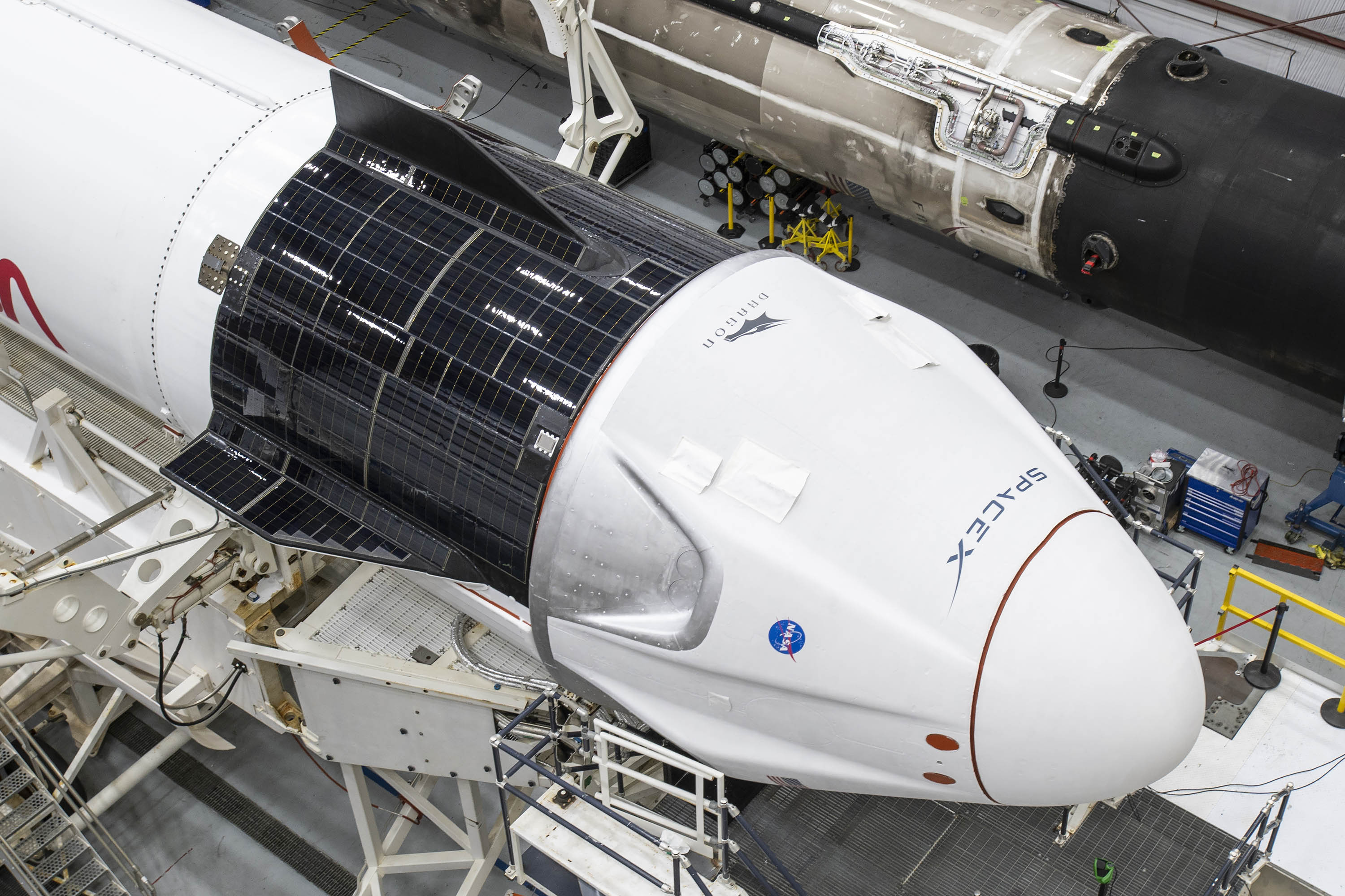 Towarowa kapsuła Dragon 2 podczas przygotowań do startu (Źródło: NASA Kennedy/SpaceX)