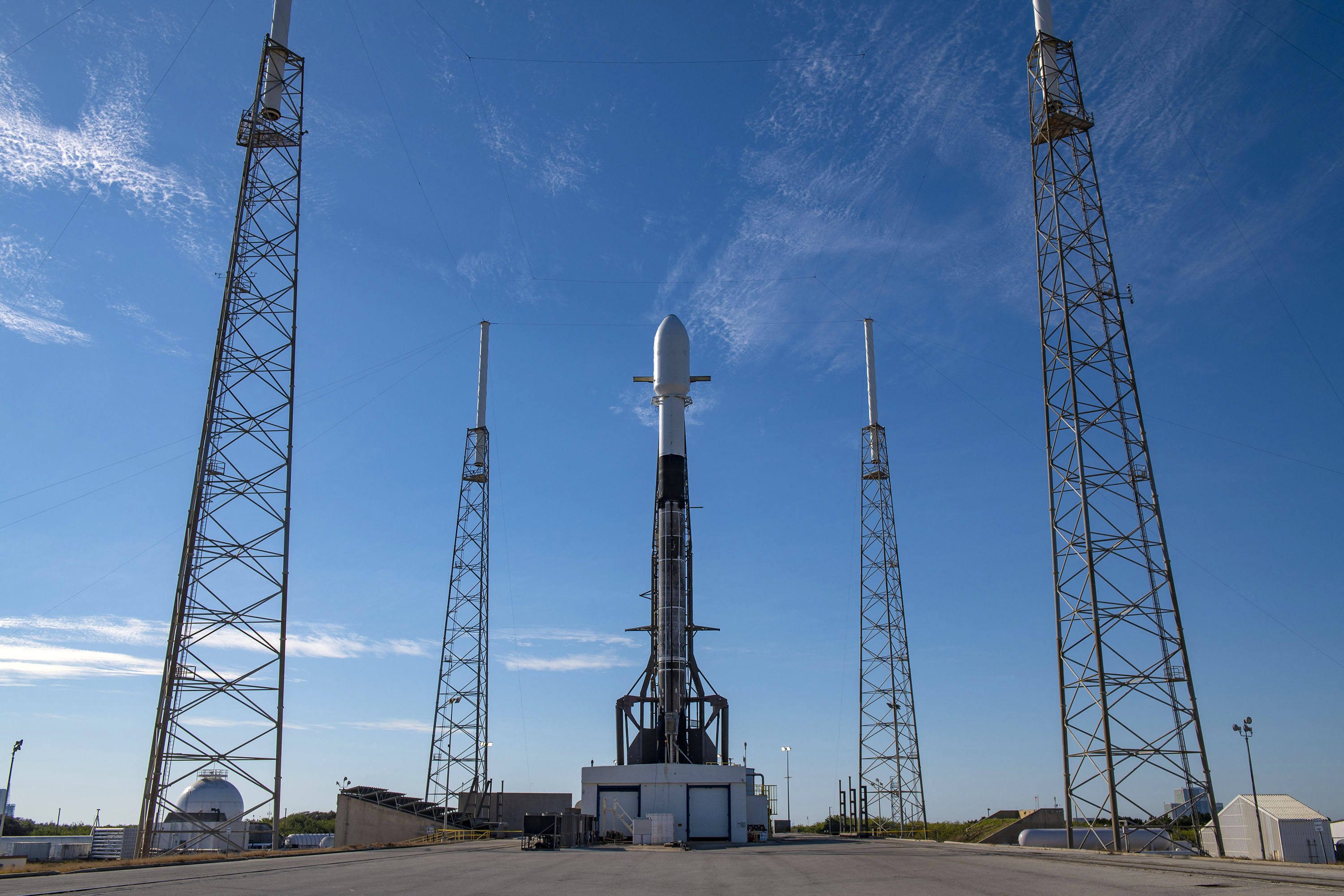 Rakieta Falcon 9 na platformie SLC-40 przed startem z misją Transporter-1 (Źródło: SpaceX)