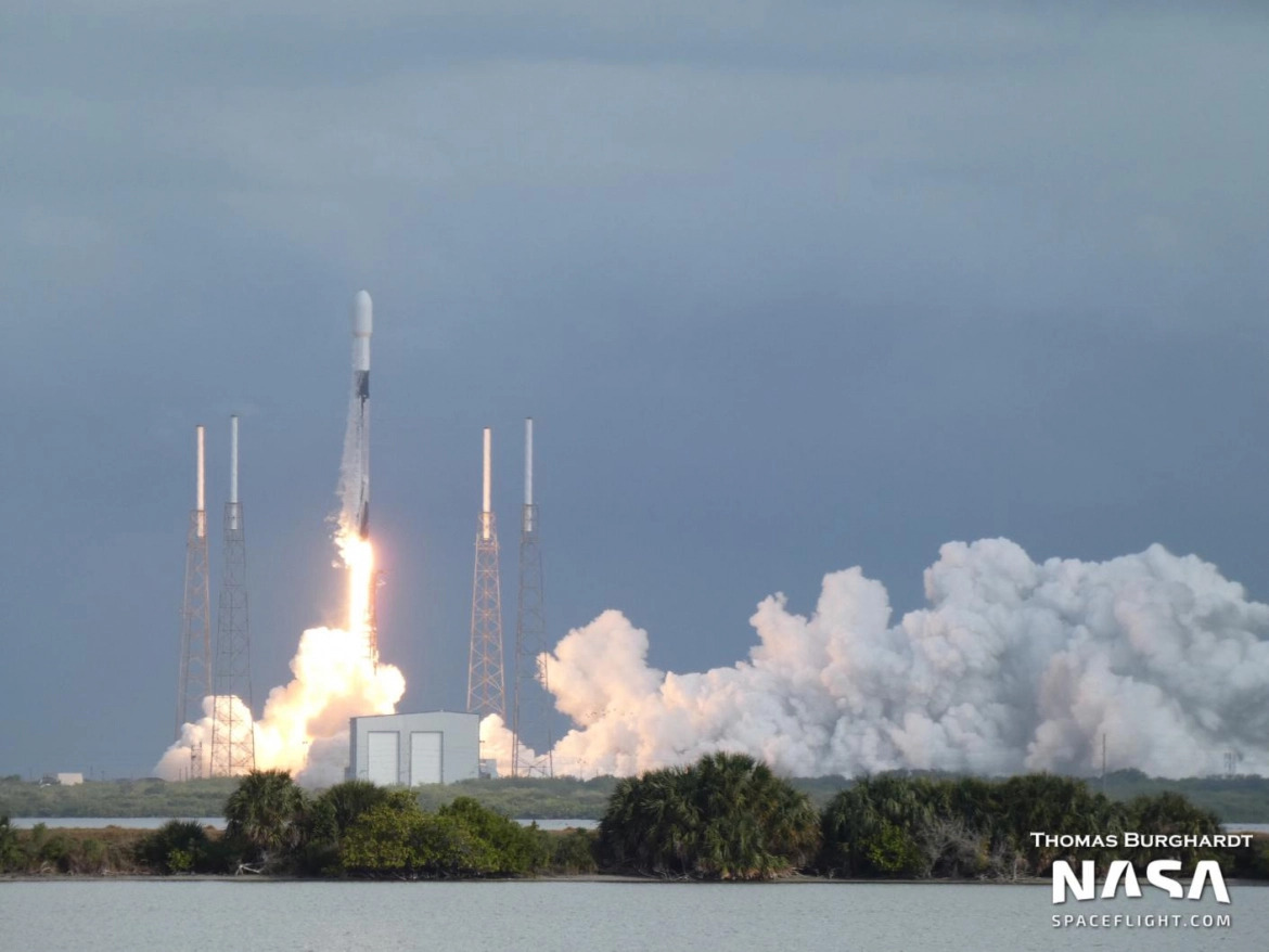 Start rakiety Falcon 9 z misją CRS-18 (Źródło: Thomas Burghardt dla NSF, NASASpaceFlight.com)