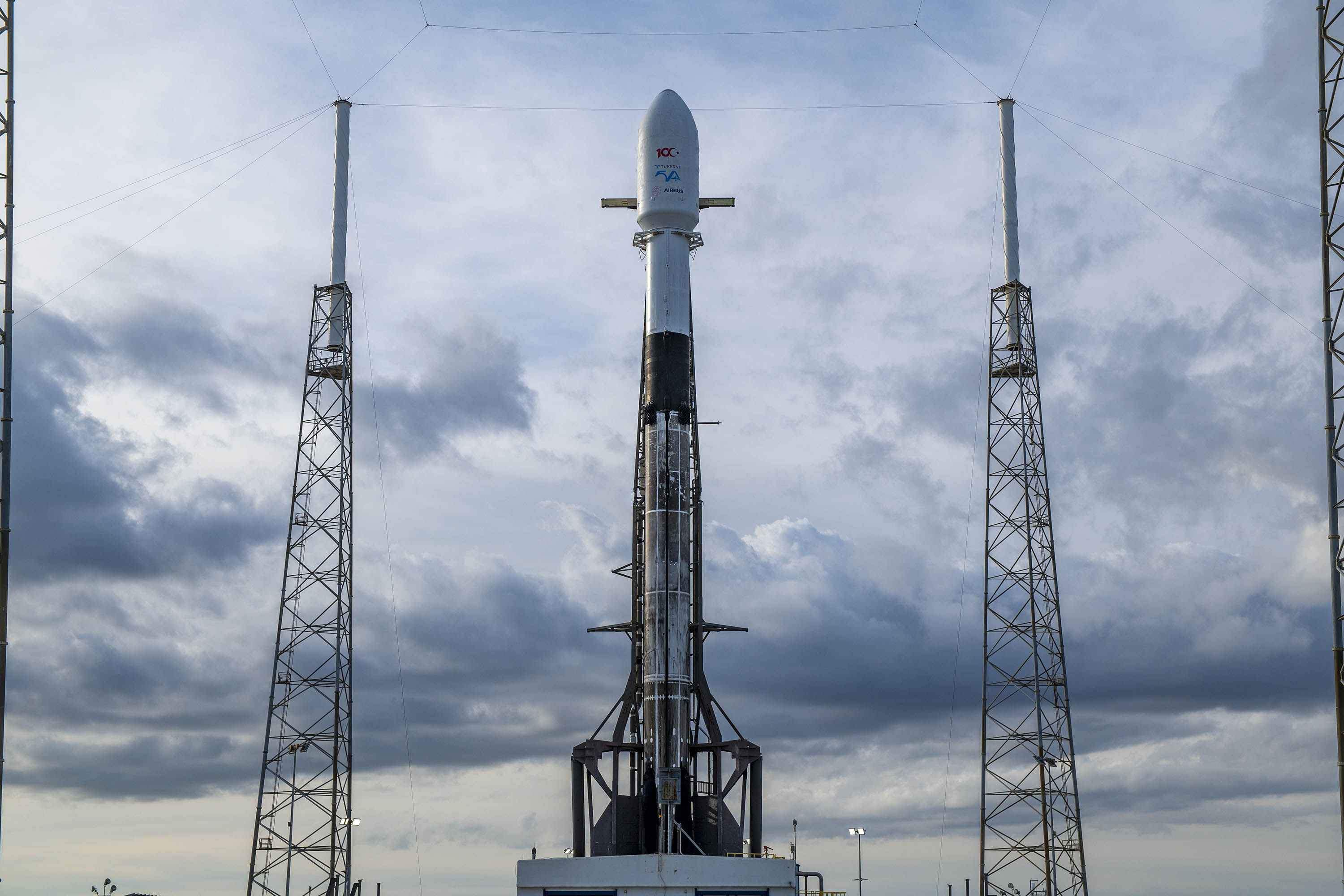 Rakieta Falcon 9 przed startem z misją Türksat 5A, SLC-40, Cape Canaveral (Źródło: SpaceX)