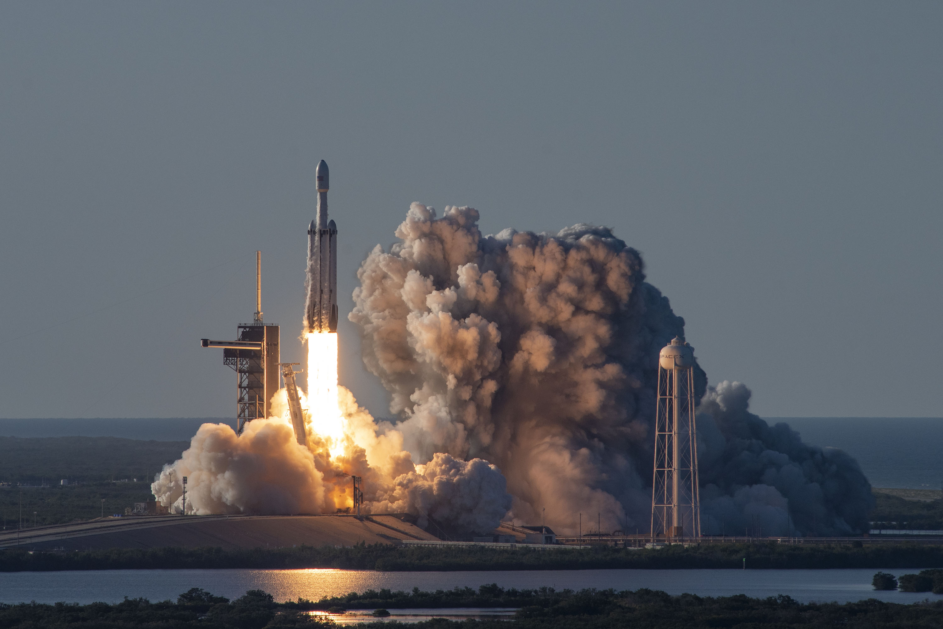 Start rakiety Falcon Heavy z misją Arabsat-6A (Źródło: SpaceX)