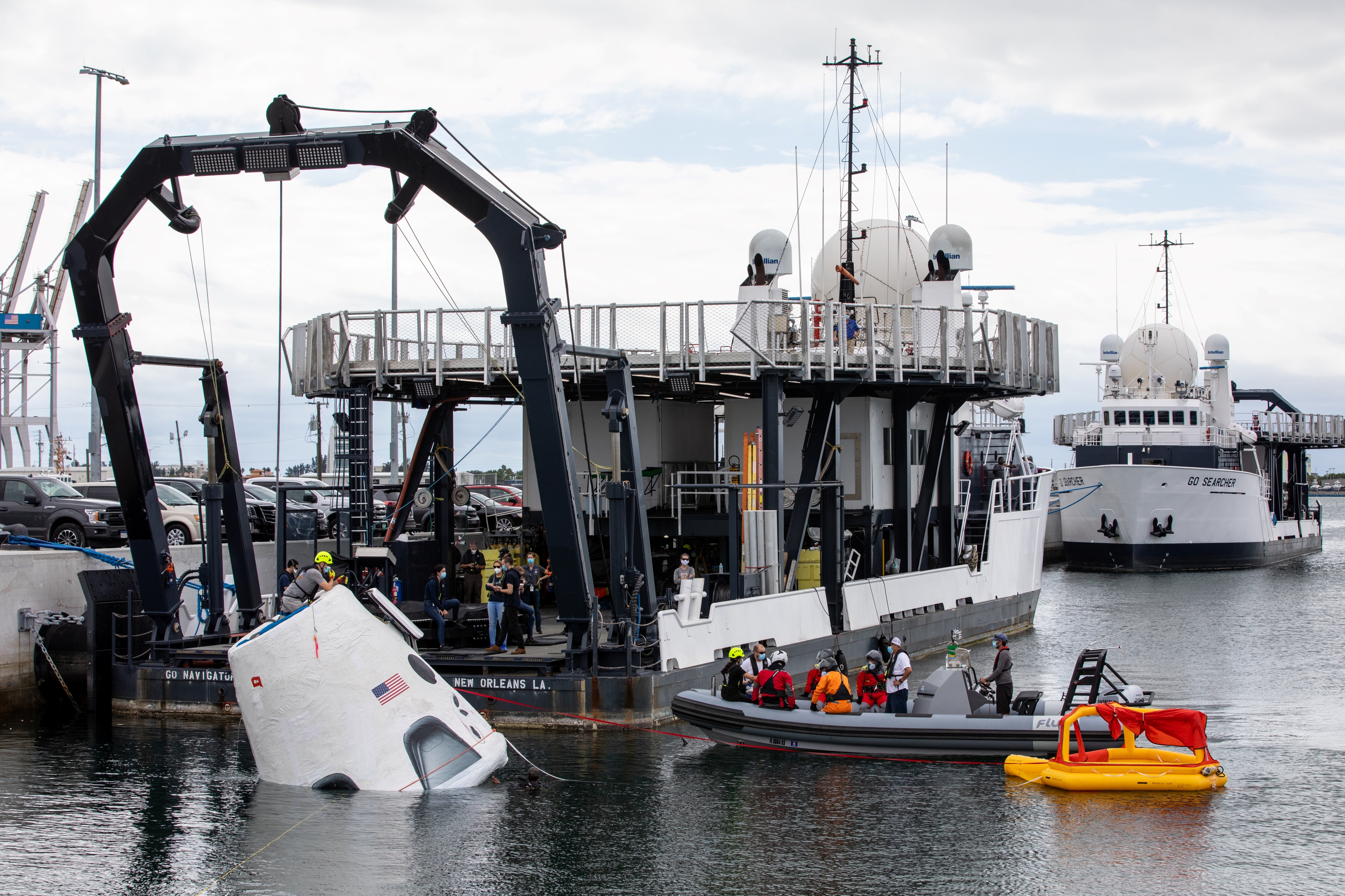Załoga misji Crew-2 podczas treningu awaryjnego opuszczania kapsuły po wodowaniu (Źródło: NASA/Amber Jean Watson)