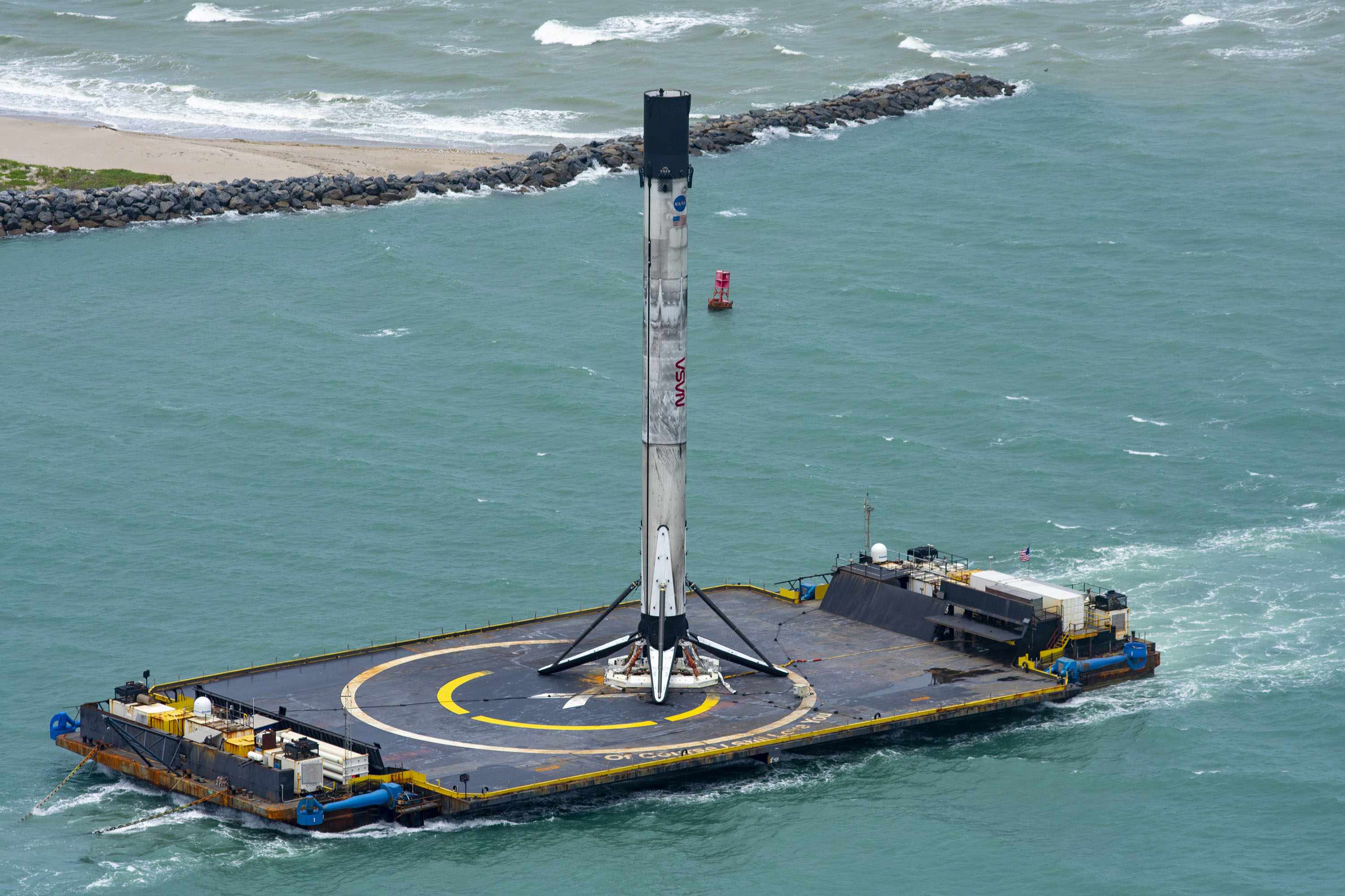 Booster powracający do Portu Canaveral po misji Crew Demo-2 (Źródło: SpaceX)