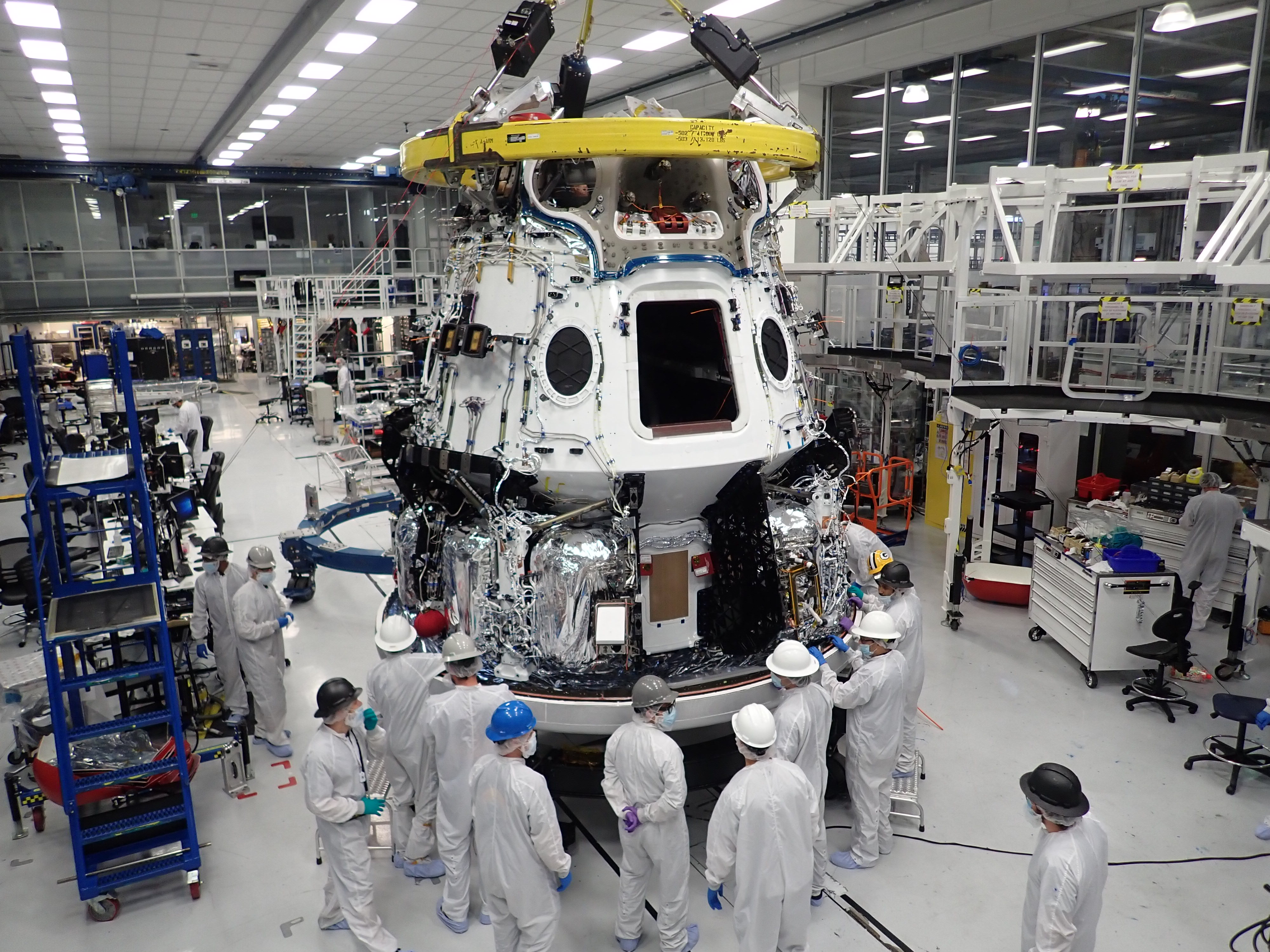 Towarowy Dragon 2 w fabryce SpaceX w Hawthorne (Źródło: SpaceX)