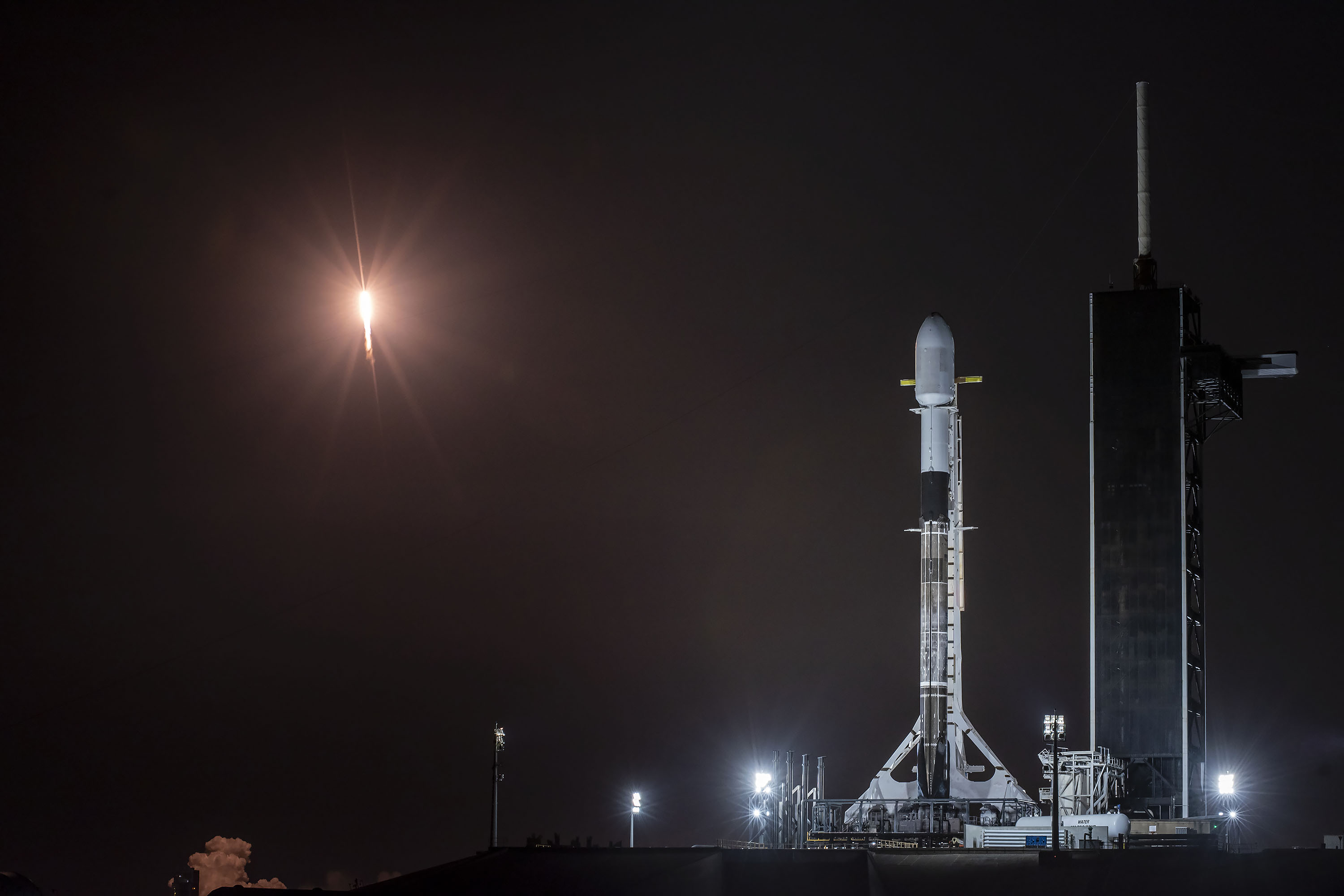 Falcon 9 na platformie startowej LC-39A w czasie startu Falcona 9 z misją Starlink-18 z platformy SLC-40 (Źródło: SpaceX)