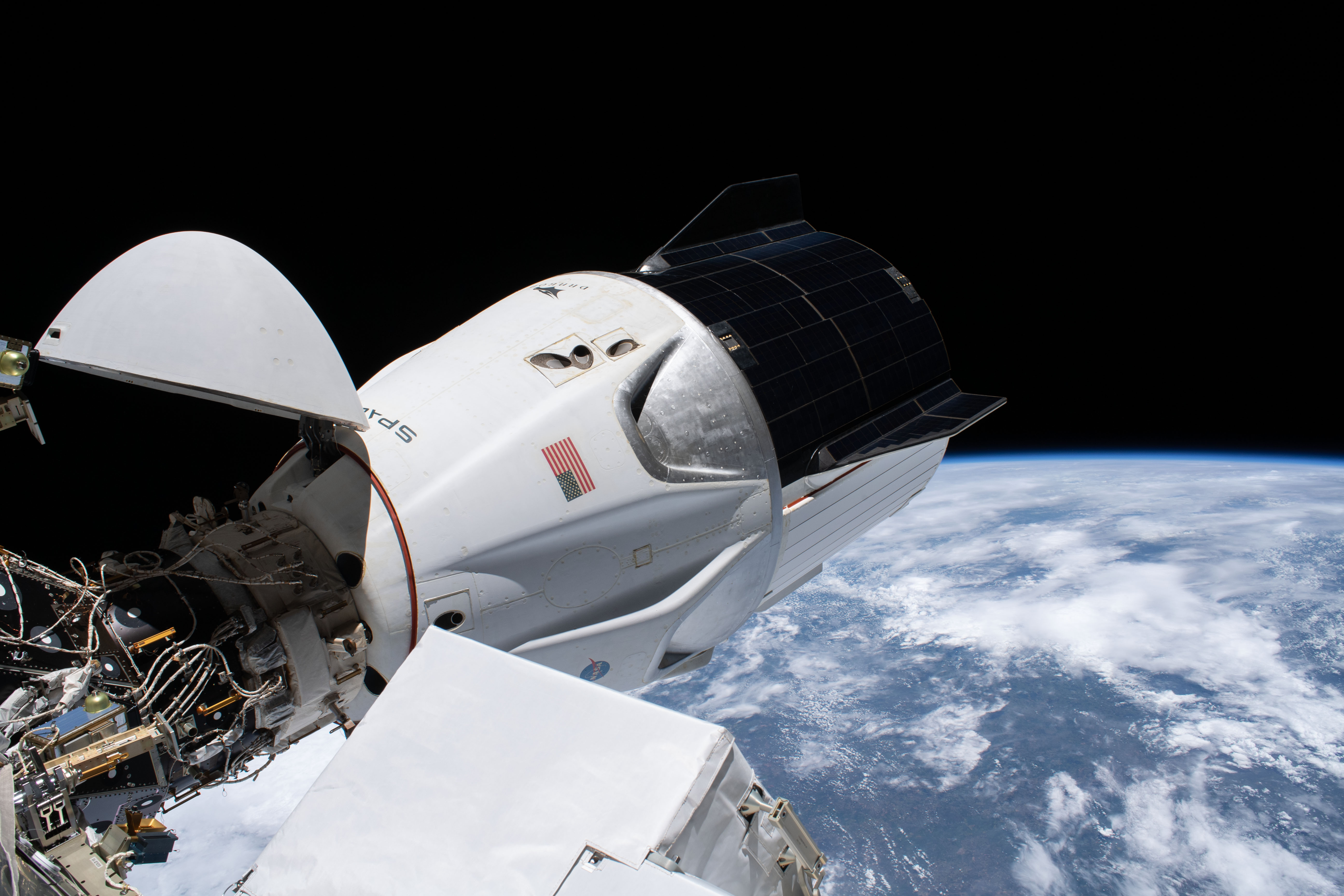 Załogowa kapsuła Dragon 2 zadokowana do ISS w ramach misji Crew-1 (Źródło: NASA Johnson)