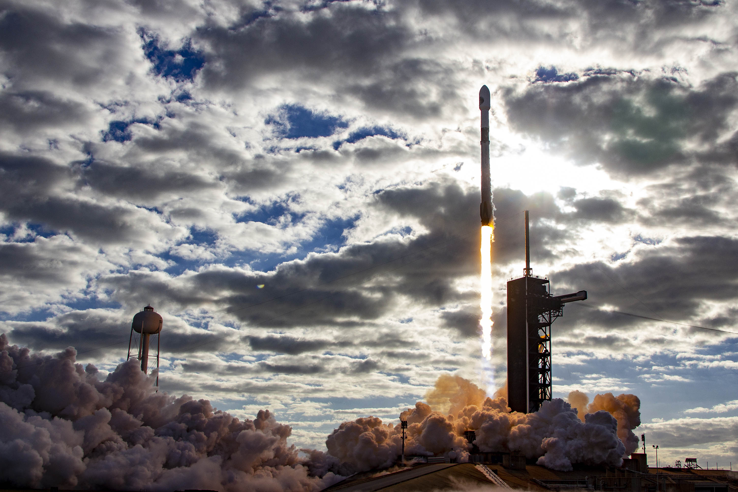 Start rakiety Falcon 9 z misją NROL-108 (Źródło: SpaceX)