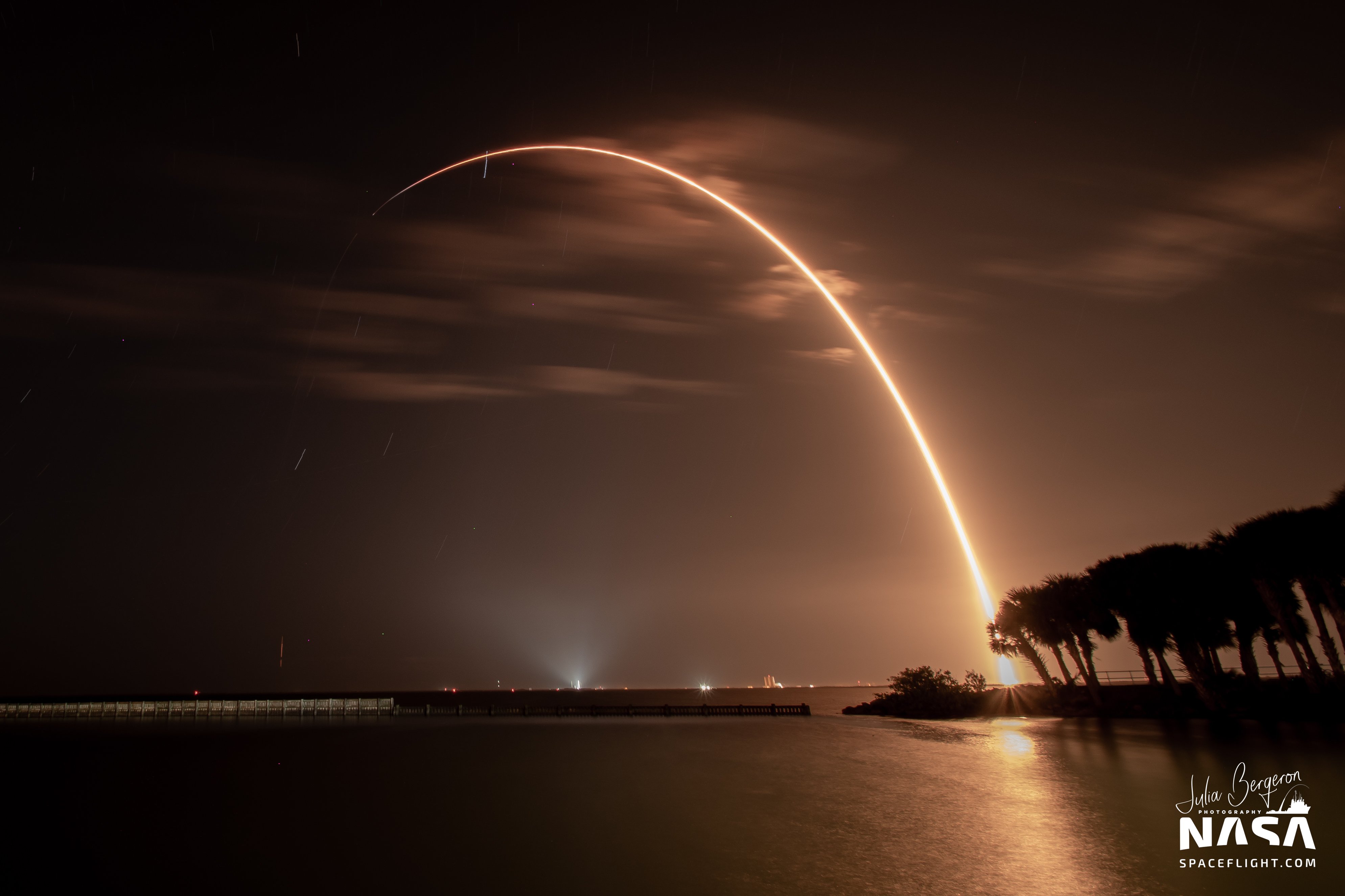 Start rakiety Falcon 9 z misją Starlink-21 (Źródło: Julia Bergeron dla NSF, NASASpaceFlight.com)
