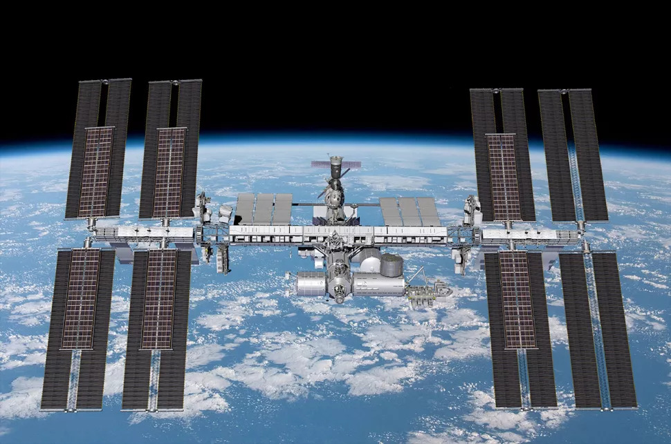 Panele iROSA po zamontowaniu na ISS, wizja artysty (Źródło: Boeing)