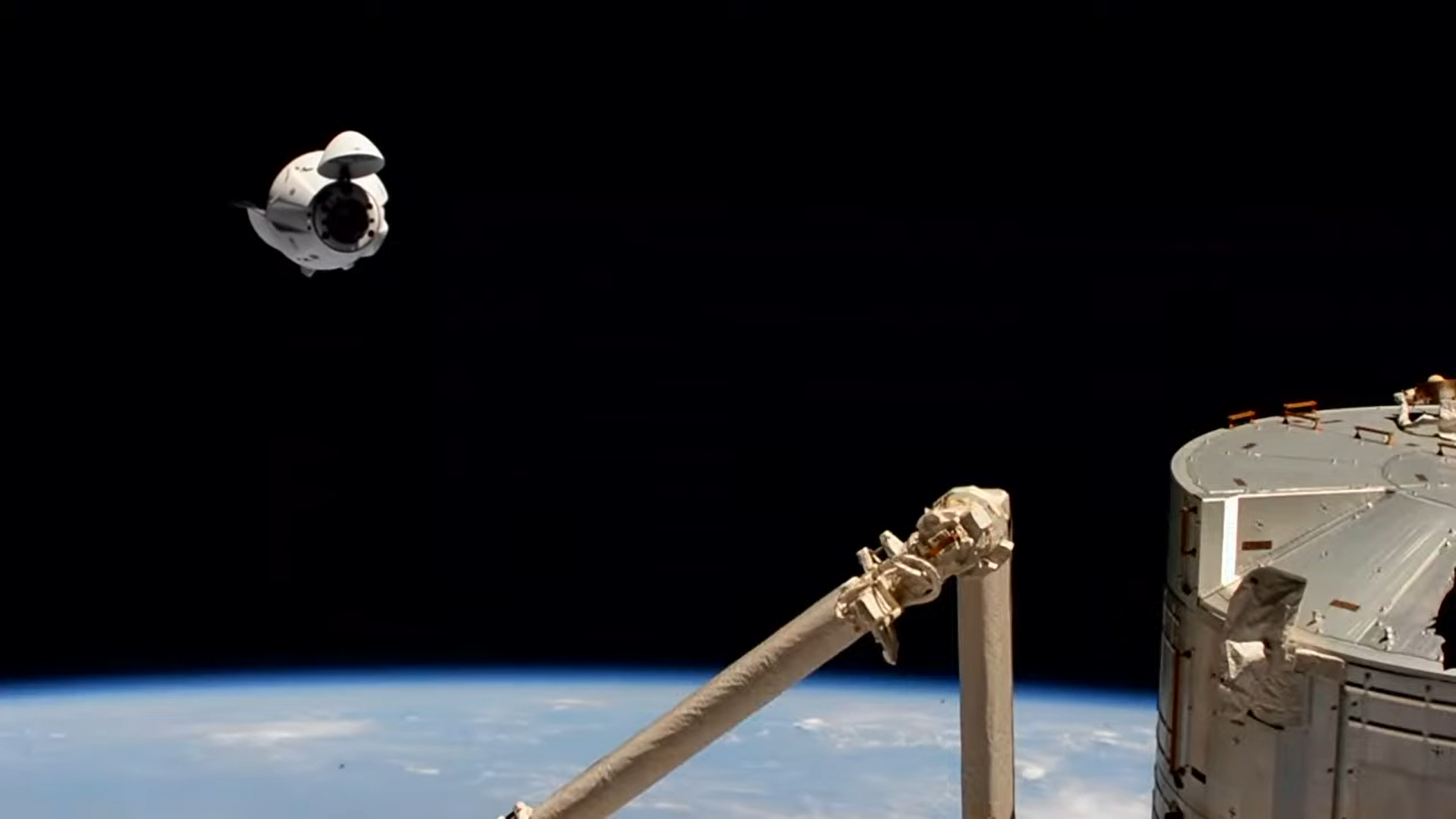 Dragon 2 Endeavour podczas zbliżania się do ISS (Źródło: SpaceX)