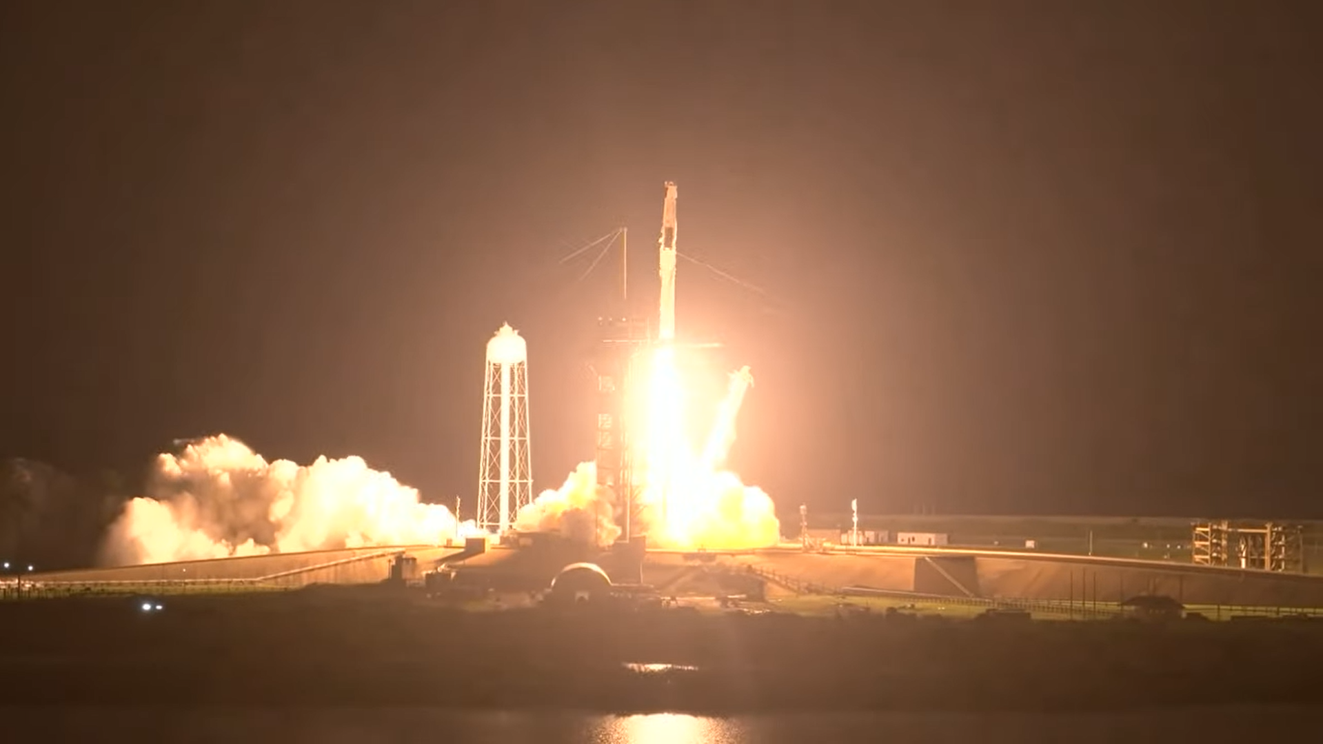 Start rakiety Falcon z misją Crew-2 (Źródło: SpaceX)