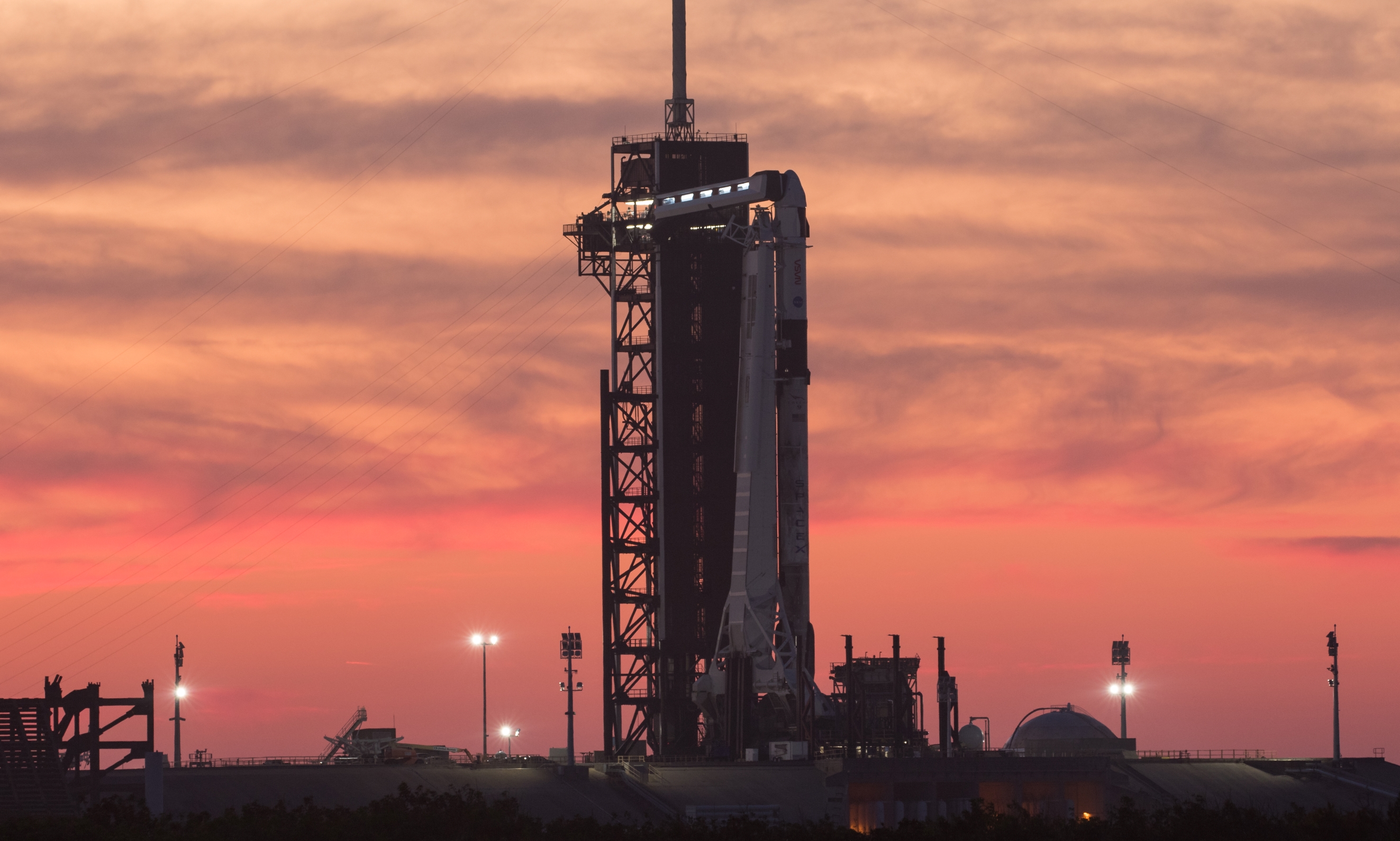 Rakieta Falcon 9 i załogowa kapsuła Dragon 2 na platformie startowej przed misją Crew-2 (Źródło: NASA/Joel Kowsky)