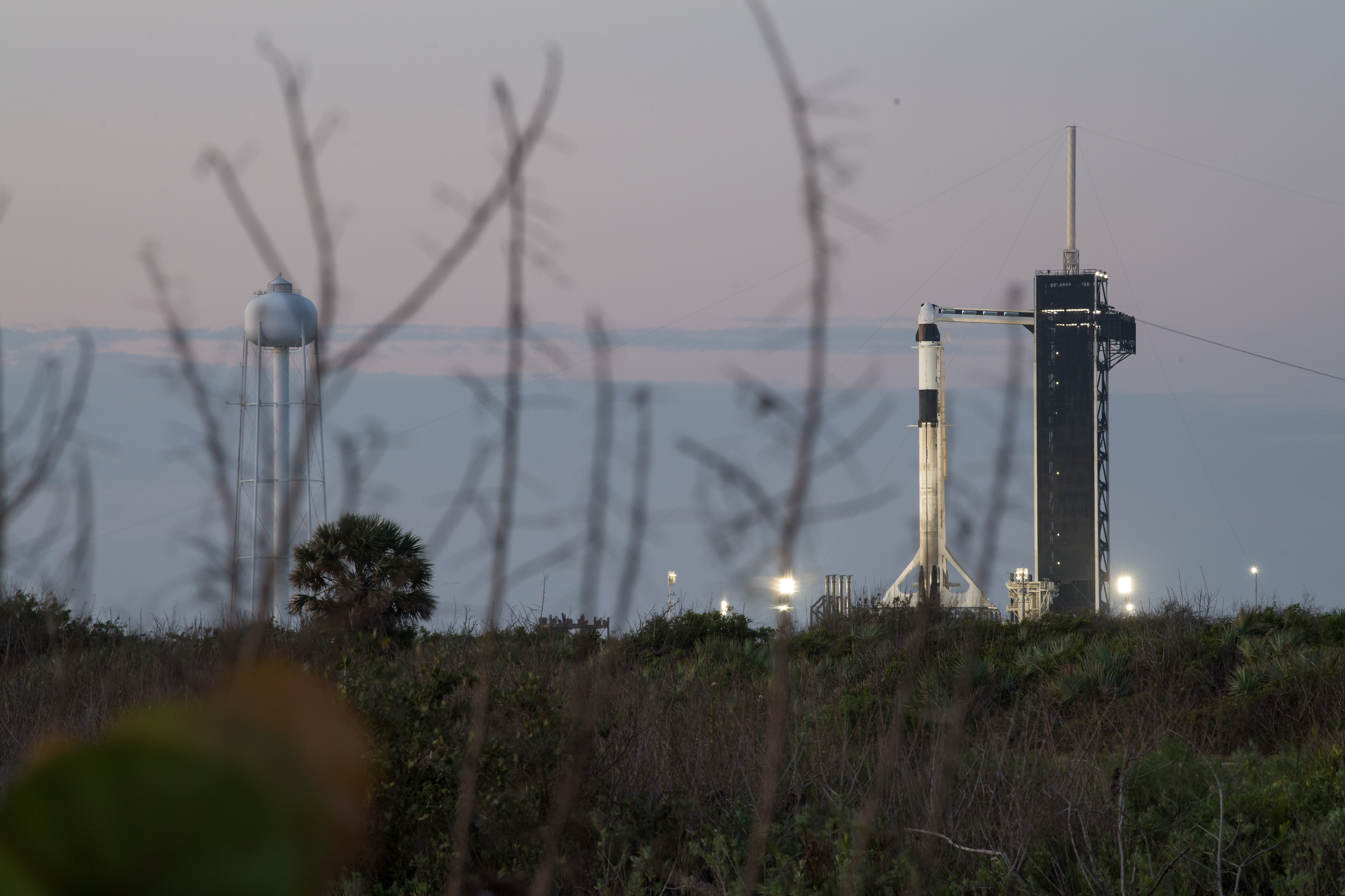 Rakieta Falcon 9 i załogowa kapsuła Dragon 2 na platformie startowej przed misją Crew-2 (Źródło: NASA/Aubrey Gemignani)
