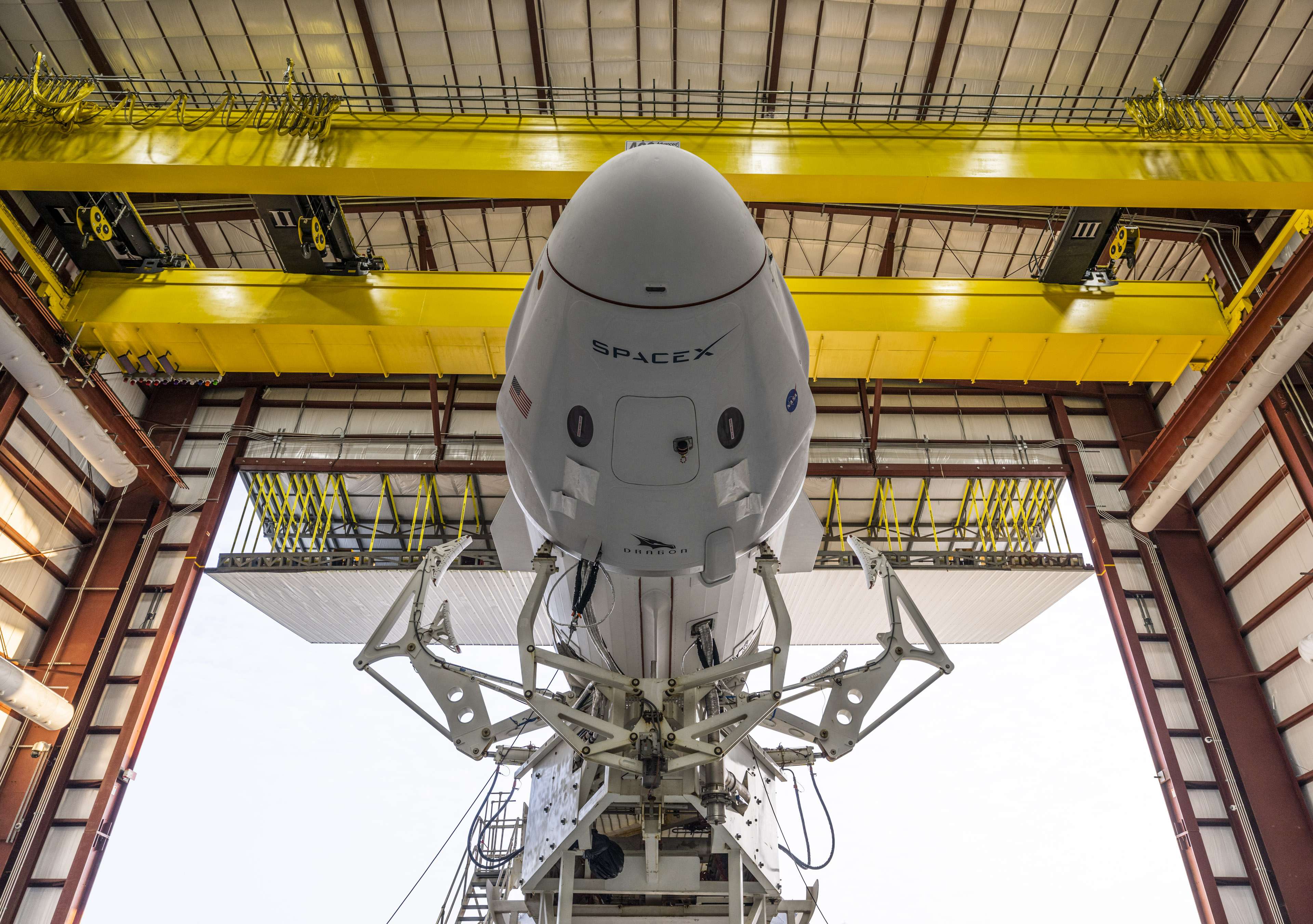 Wytaczanie rakiety Falcon 9 z kapsułą Dragon 2 z hangaru (Źródło: SpaceX)