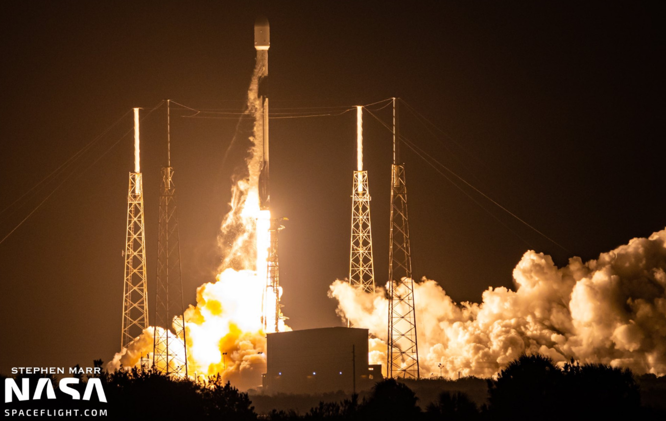 Start rakiety Falcon 9 z misją Starlink-25 (Źródło: Stephen Marr dla NSF, NASASpaceFlight.com)