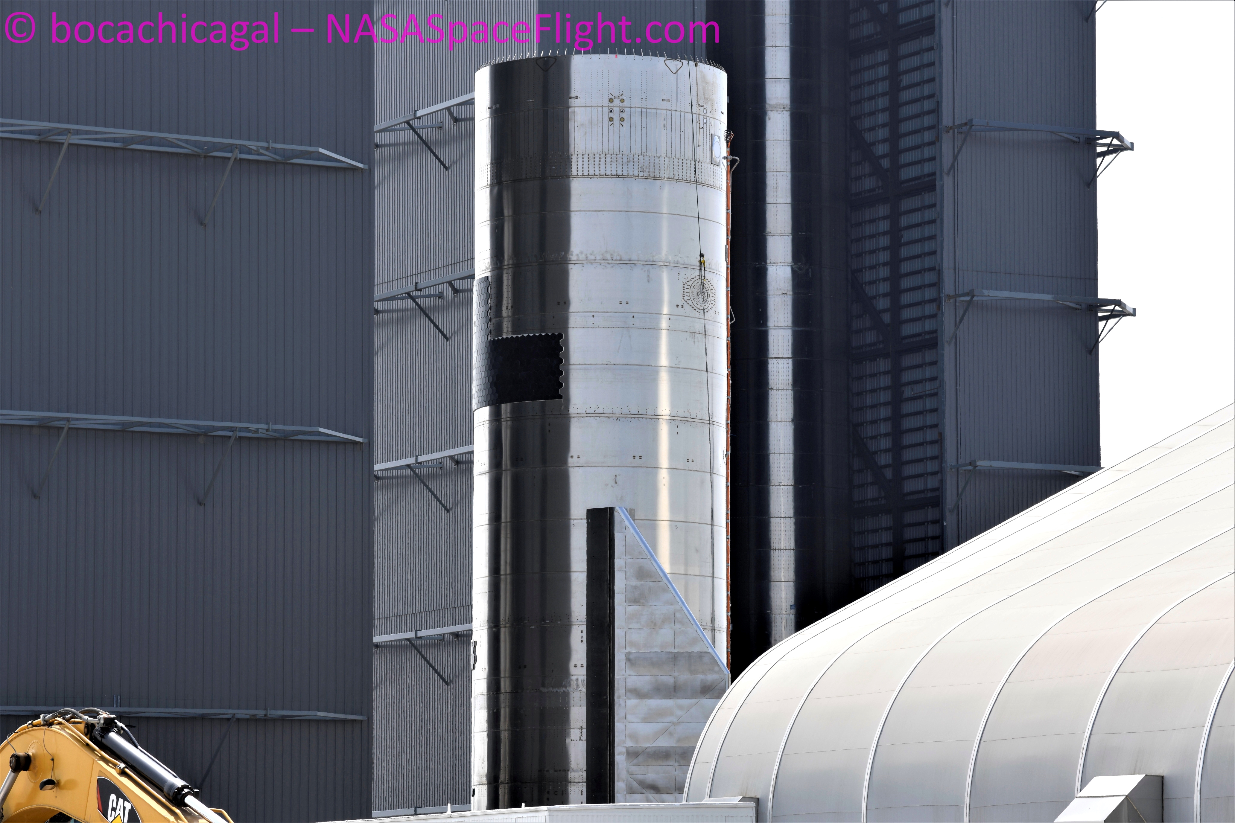 Prototyp Starship SN15 w budynku high bay (Źródło: BocaChicaGal dla NSF, NASASpaceFlight.com)