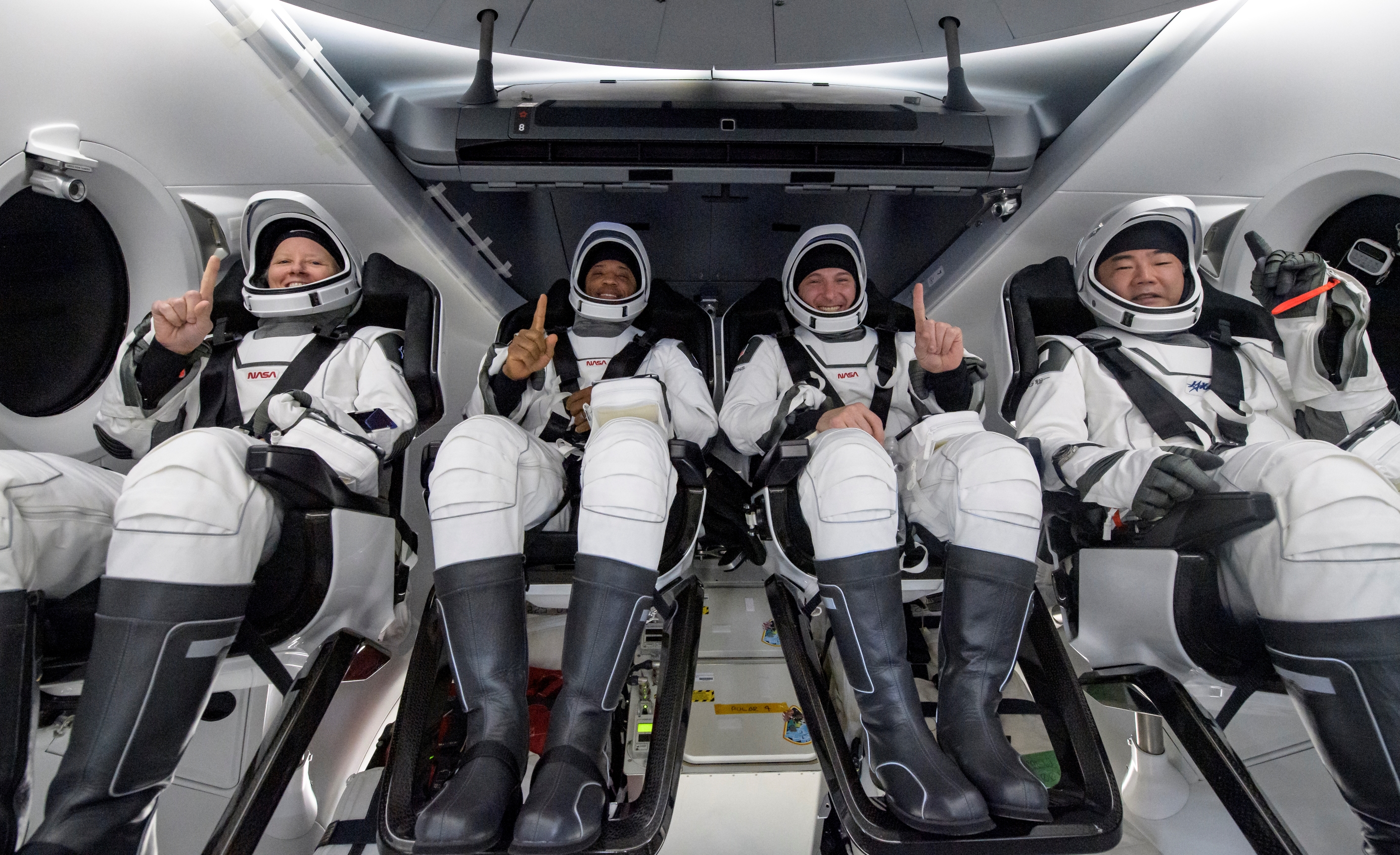 Załoga misji Crew-1 w kapsule Dragon 2 Resilience po wodowaniu i otwarciu włazu (Źródło: NASA/Bill Ingalls)