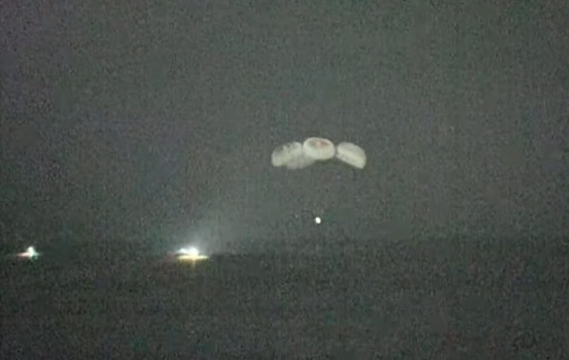 Dragon 2 Resilience opadający na spadochronach przed nocnym wodowaniem (Źródło: SpaceX/NASA)