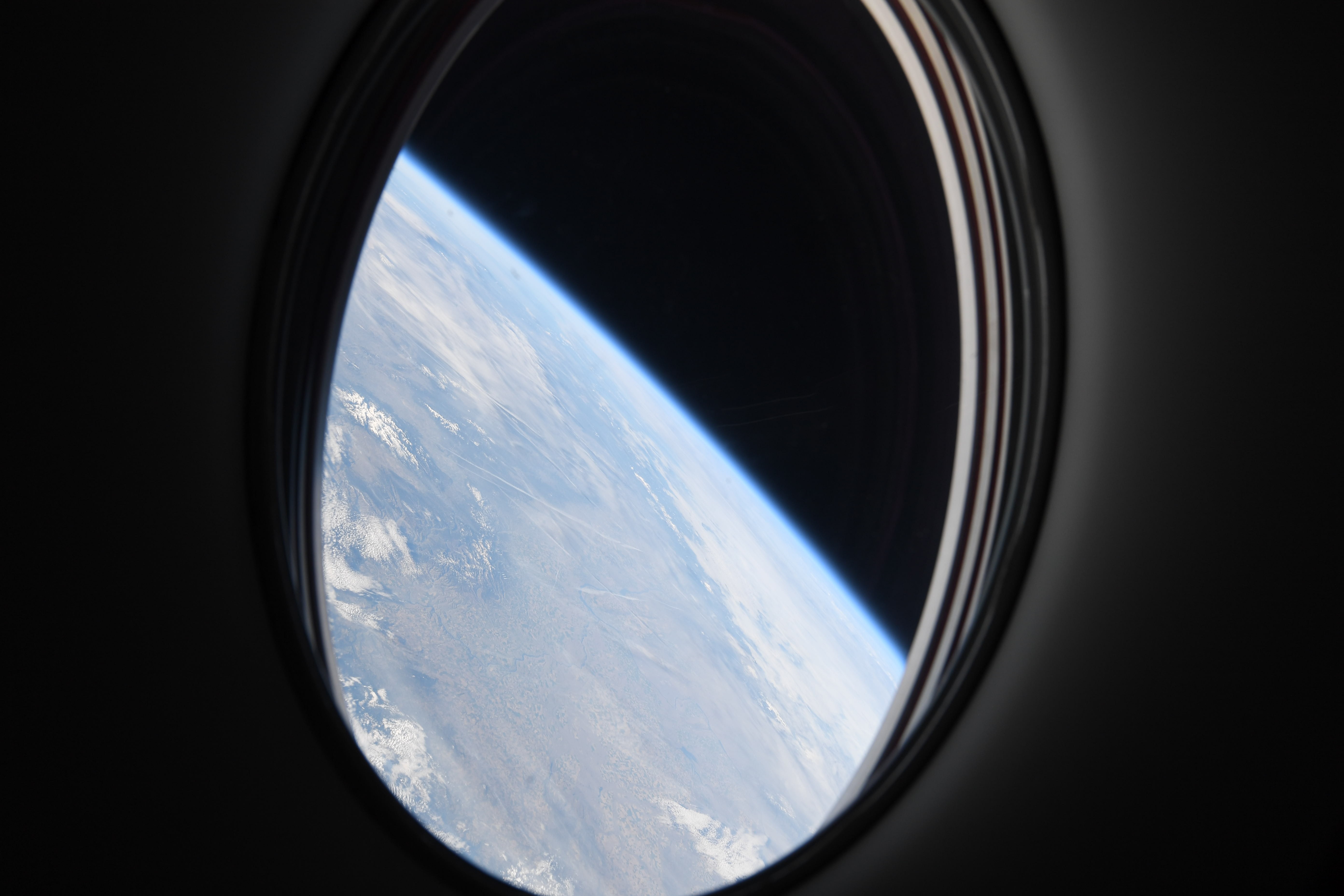 Widok przez okno załogowej kapsuły Dragon 2 Endeavour podczas lotu do Międzynarodowej Stacji Kosmicznej (Źródło: ESA/NASA–T. Pesquet)