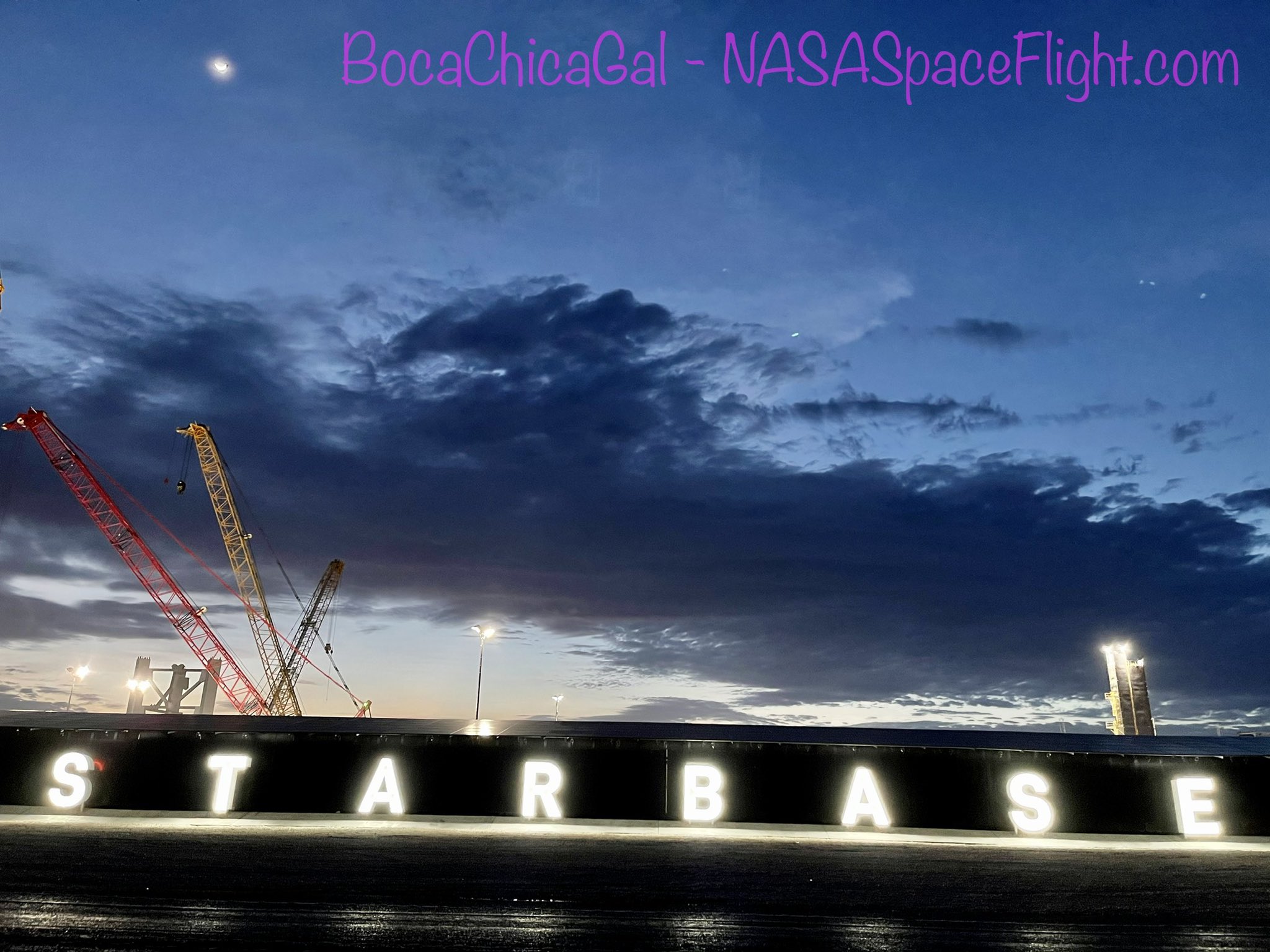 Napis STARBASE w Boca Chica w Teksasie (Źródło: BocaChicaGal dla NSF, NASASpaceFlight.com)
