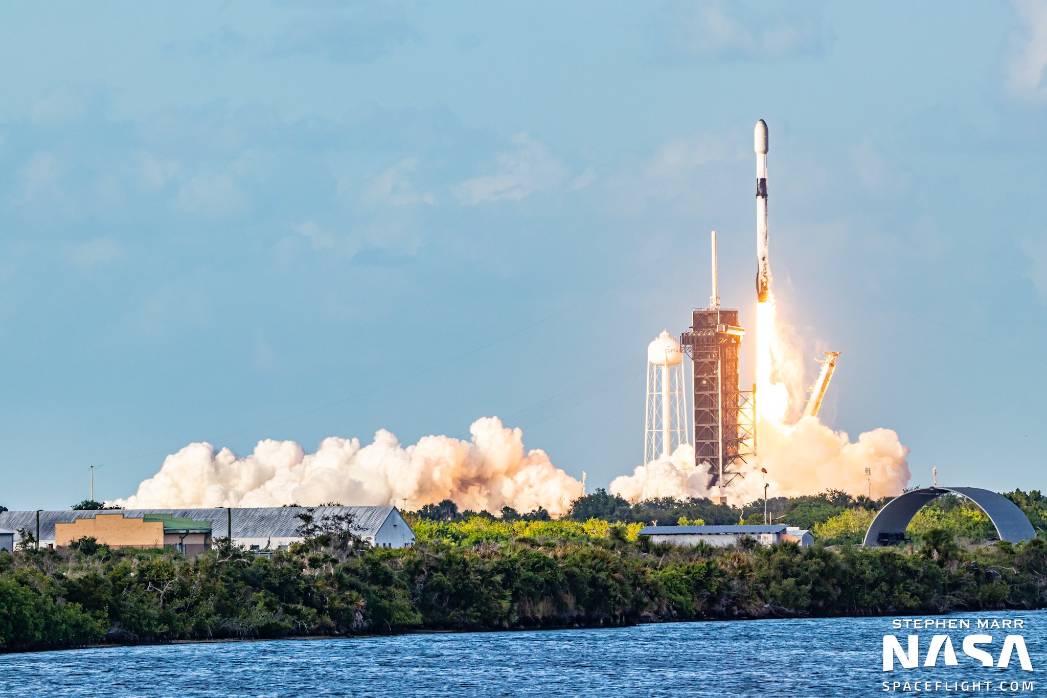 Start rakiety Falcon 9 z misją Starlink-28 (Źródło: Stephen Marr dla NSF, NASASpaceFlight.com)