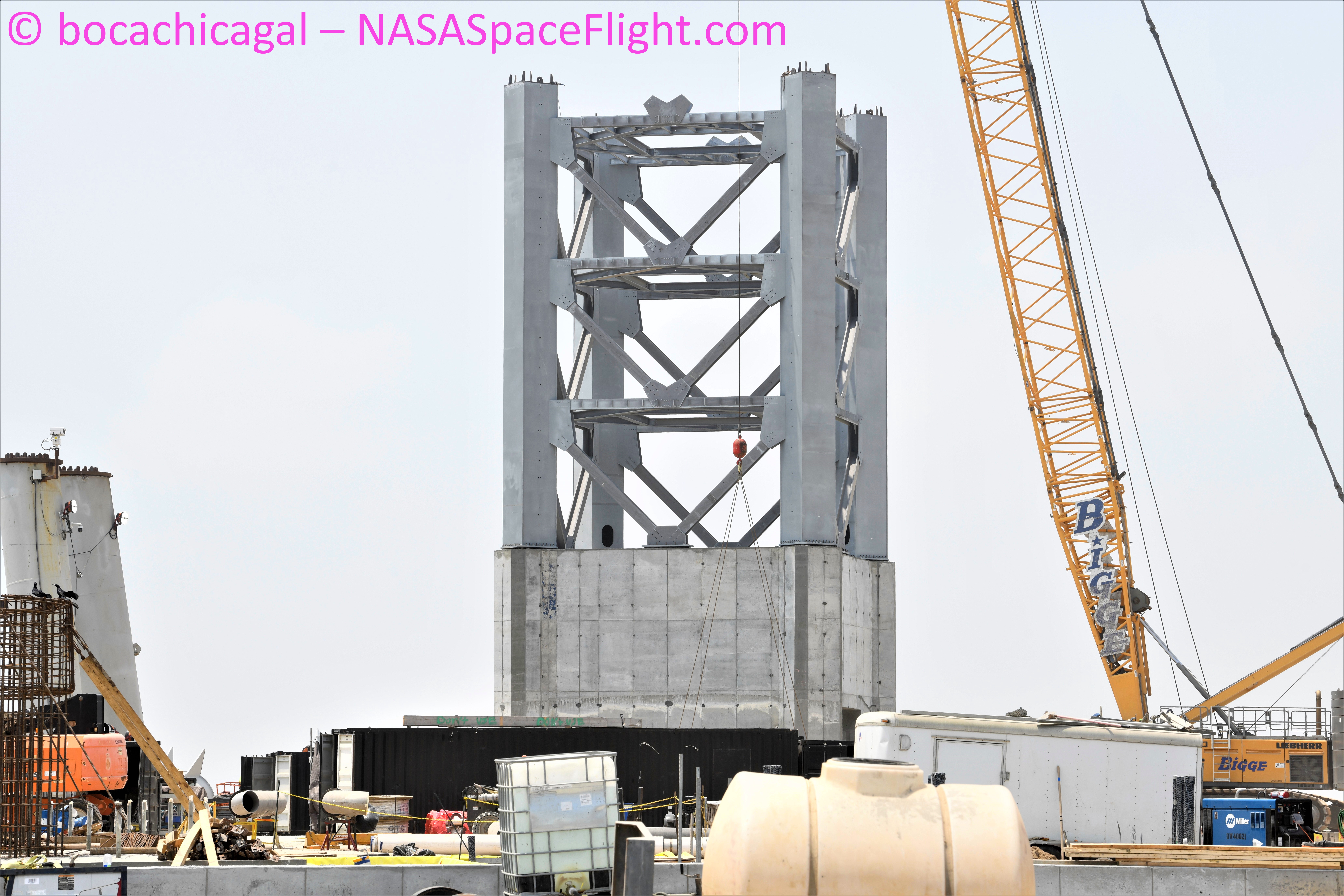 Powstająca wieża startowa (Źródło: BocaChicaGal dla NSF, NASASpaceFlight.com)