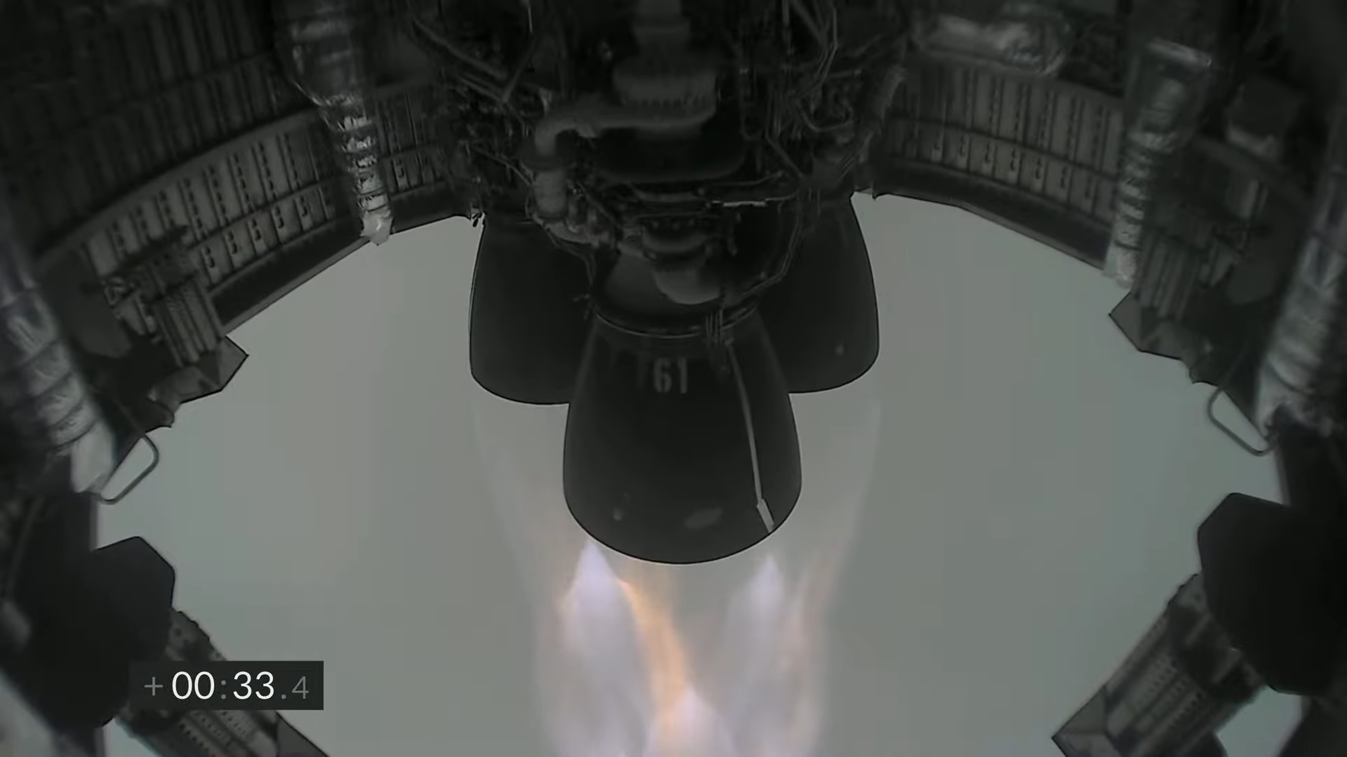 Widok na pracujące silniki Raptor w czasie lotu (Źródło: SpaceX)