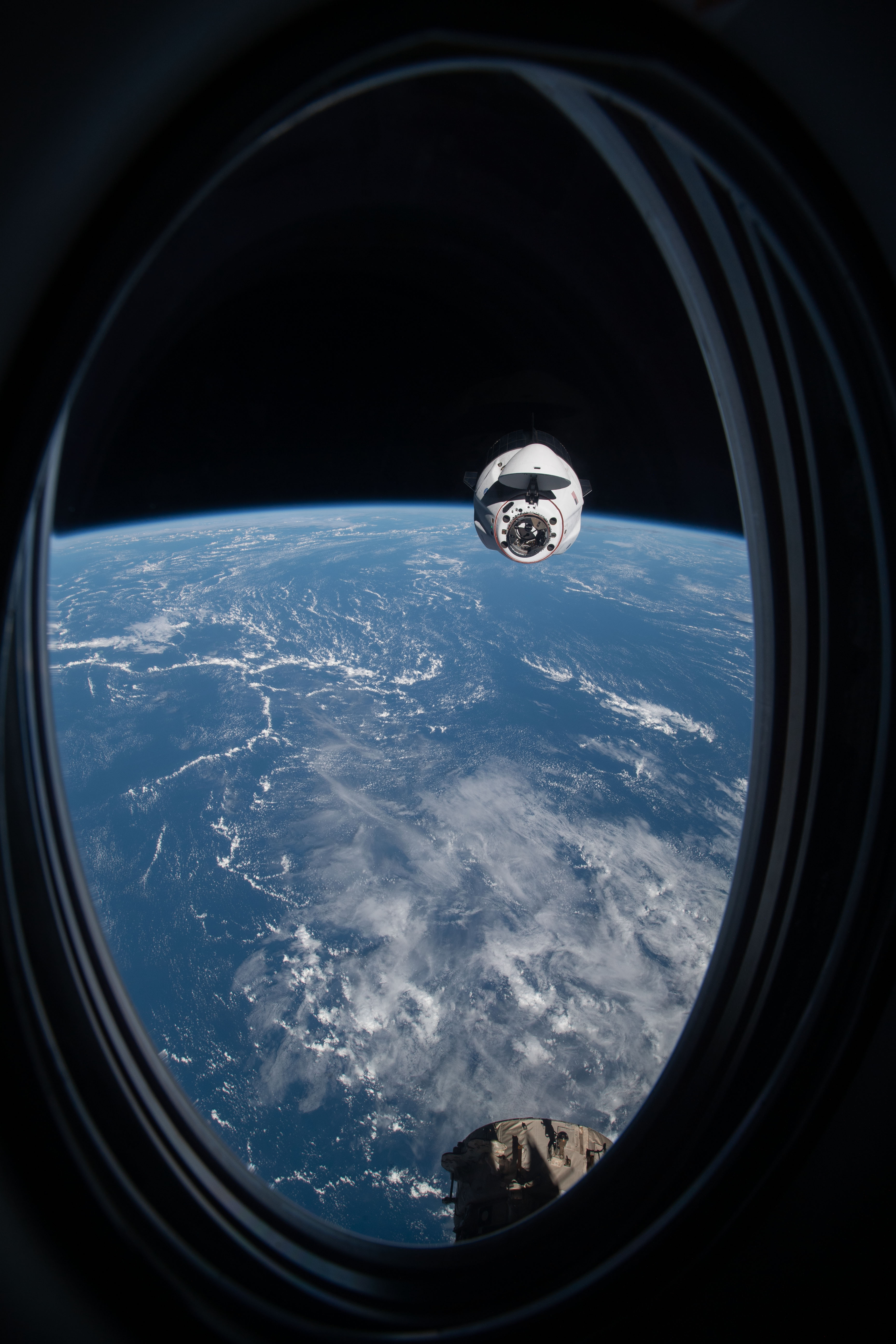 Dragon Endeavour podczas zbliżania się do ISS widziany z Dragona Resilience (Źródło: NASA)