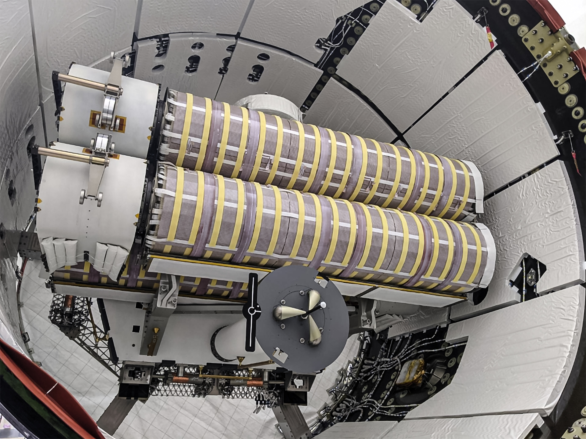 Dwa z sześciu nowych paneli słonecznych (iROSA) w bagażniku towarowej kapsuły Dragon 2 (Źródło: SpaceX/NASA)